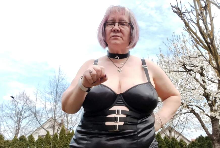 Dominakuss Ich r**z dir in die F****e von TittenMichelle