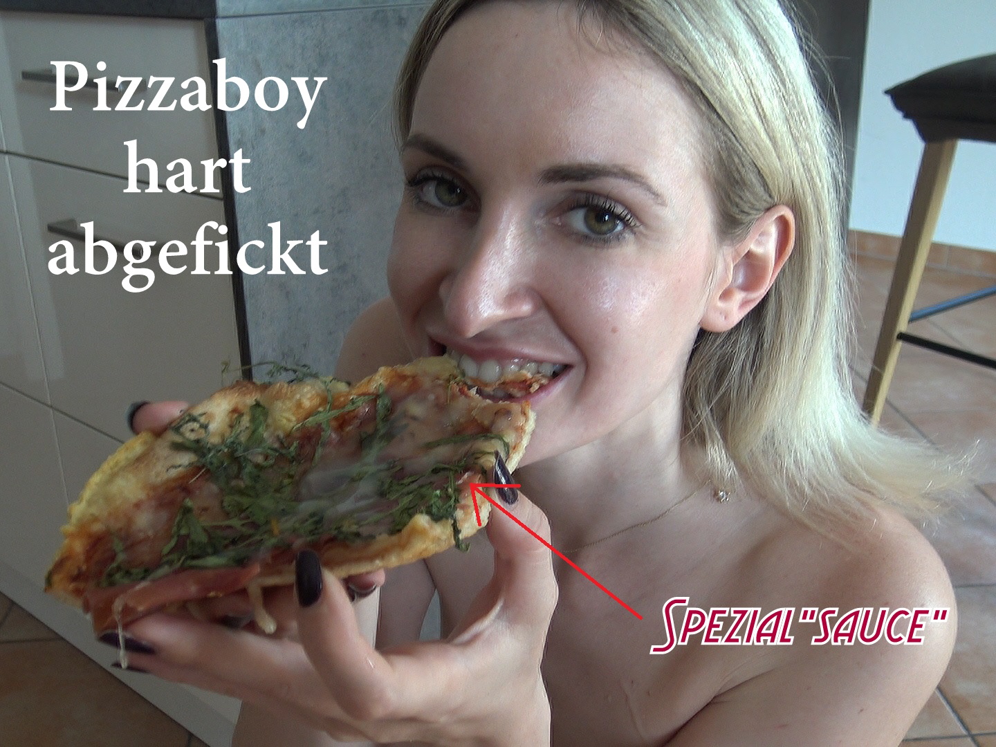 Pizzaboy hart abgefickt Ups, da habe ich doch tatsächlich vergessen vorher was abzuheben. Oh nein, wie machen wir das nun? Ich hab da eine Idee, ich wollte eigentlich gerade duschen gehen also war ich unter dem Mantel komplett nackt. Ich bat ihm meinen geilen Körper für die Pizza an. Dabei konnte er nicht nein sagen. Er fickte mich extrem hart in akrobatisch geilen Stellungen durch. Oh mein Gott....so wurde ich noch nie gefickt! Und am Ende hatte er noch die Idee mir seine Spezialsauce auf die Pizza zu spritzen. Yummy!