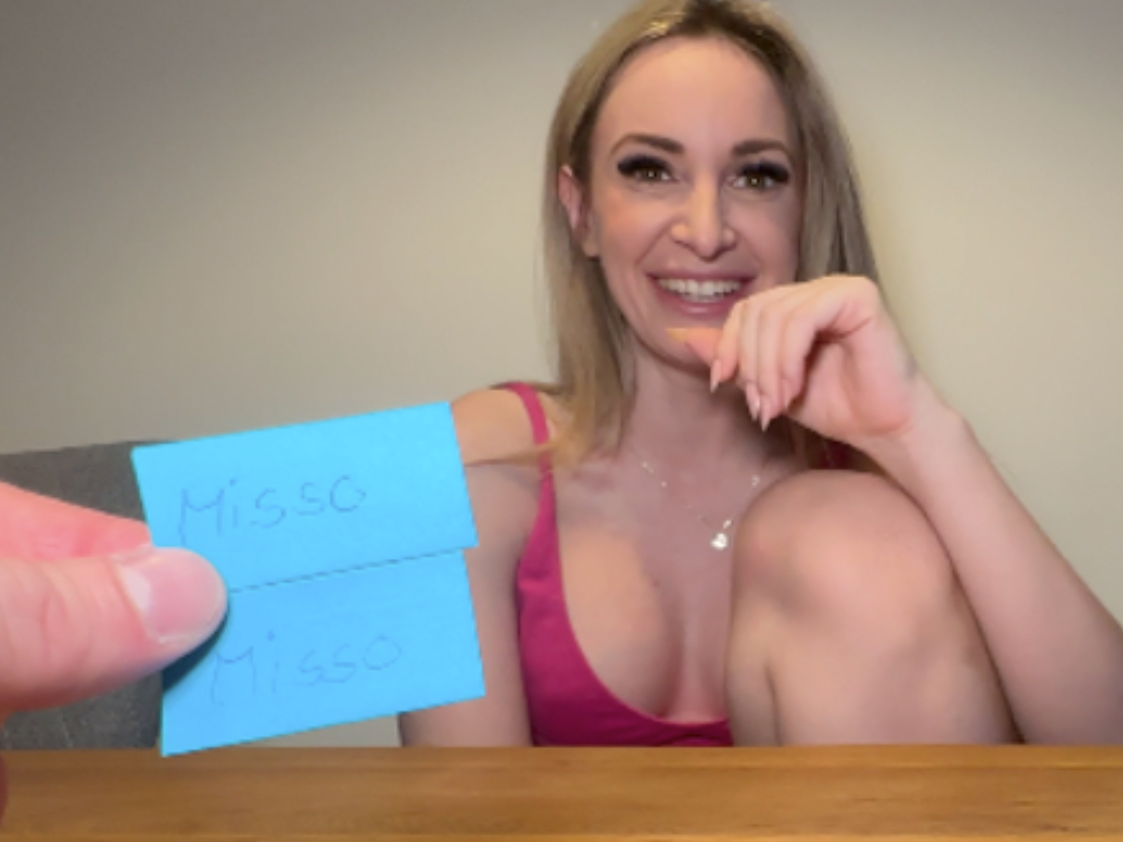 Das Entweder oder Spiel, hat er mich verarscht? Kennst du dieses Spiel? Man zieht eine Karte und tut dann das, was darauf steht? Also ich bin mir sicher, ich wurde veräppelt. Was denkst du?   Aber wenigstens wurde ich eine ganze Woche täglich gebumst