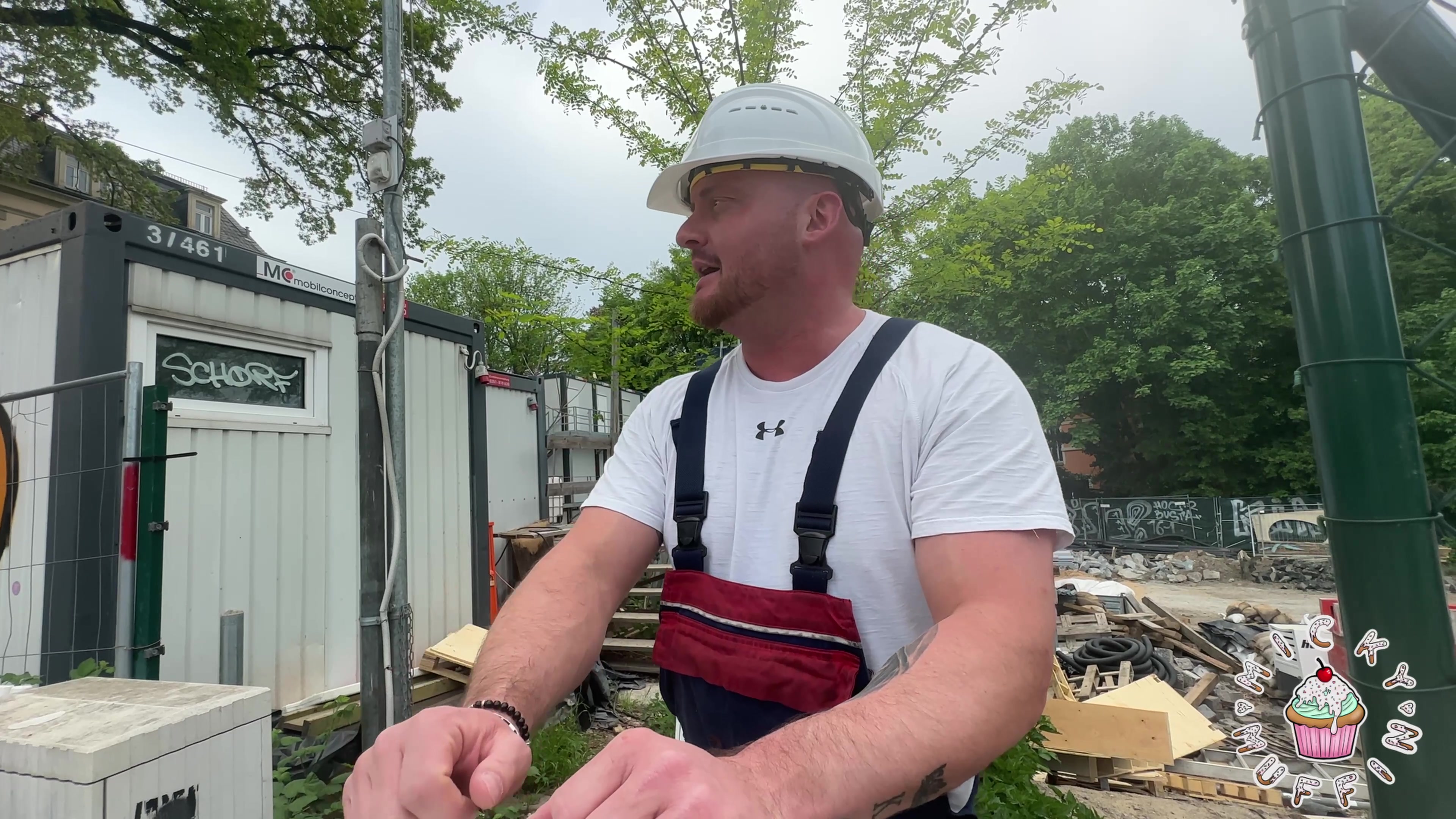 Ich habe ein Auge auf einen der Bauarbeiter vor meiner Wohnung geworfen und wollte einfach mal mein Glück versuchen. Unter einem dummen Vorwand lockte ich ihn in meinen Keller und kam voll auf meinen Kosten. Wir vögelten so geil, dass ich sicher noch einen der Jungs ausprobieren werde