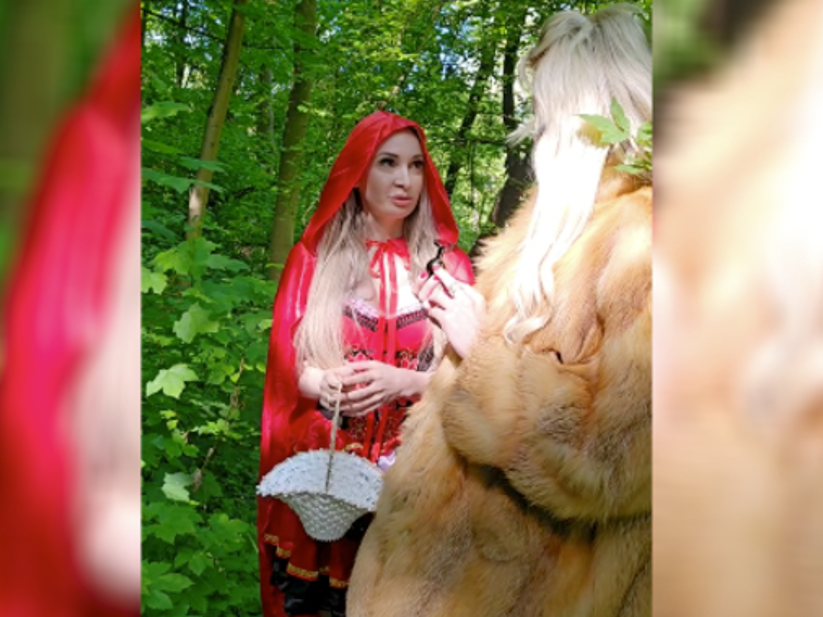 Rotkäppchen und die böse Wölfin! Ich, das süße Rotkäppchen traf im Wald auf die böse Wölfin Kate Monroe! Sie versteckte unter ihrem Pelzmantel einen dicken Strapon mit dem sie meine enge Pussy durchfickte aber erst nachdem sie mir einen fetten XXL Dildo in den Mund stopfte! Damit war es aber noch nicht getan. Die unartige Wölfin packte einen 50cm BBC Doppeldildo aus und wir fickten ihn zusammen direkt auf dem Waldboden! Gut, dass ich vom Weg abgekommen bin