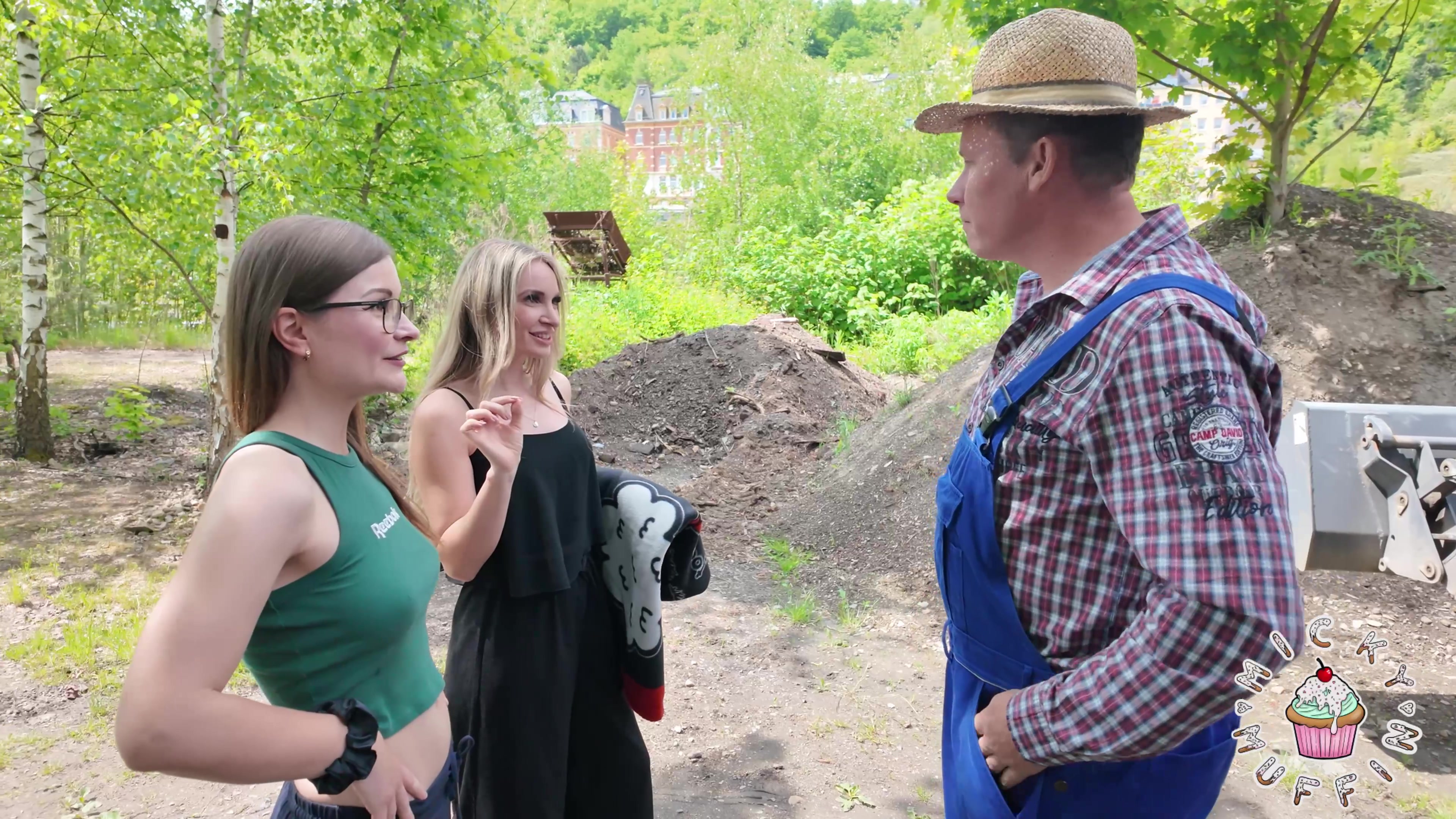 TinyEmily und ich nahmen eine Abkürzung durch den Wald und ein Bauer verpersperrte uns mit seinem Traktor den Weg. Er wollte ficken und wir wollten vorbei also einigten wir uns natürlich auf einen Quicky! Er fickte uns abwechselnd einfach mitten auf dem Weg in seiner Baggerschaufel und hatte so Druck, dass er sogar eine Ladung für jede von uns hatte!