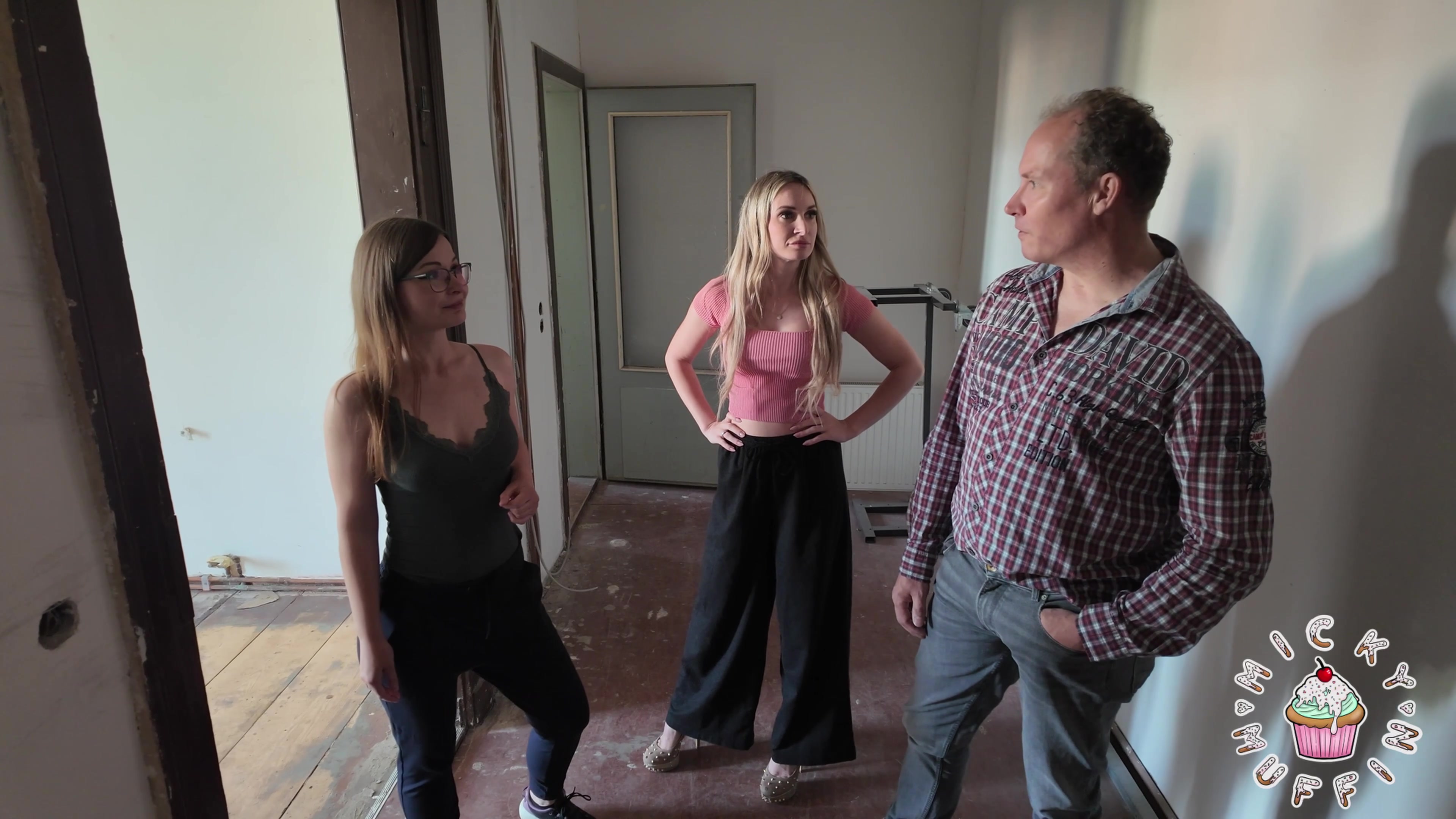 Neulich ließ ich meinen Partner bei der Wohnungsbesichtigung allein mit einer zukünftigen Mieterin. Als ich wiederkam, erwischte ich die beiden beim Sex! Ich war total schockiert und wollte direkt reinplatzen aber als ich so dastand und sie mir anschaute, wurde ich plötzlich ganz geil! Es hat mich total erregt, heimlich und still den Fick zu beobachten und ich fand es spannend mal die Voyeurin zu sein! Da die beiden mich nicht sehen konnten, zog ich meine Hose aus und fingerte meine nasse Pussy in der Vorstellung selbst so geil durchgenommen zu werden. Ich wurde immer geiler und feuchter bis ich einen heftigen Orgasmus bekam! Das war echt eine krasse Erfahrung! Oh ja, und die Sahne holte ich mir auch noch ab! Gespannt, wie?