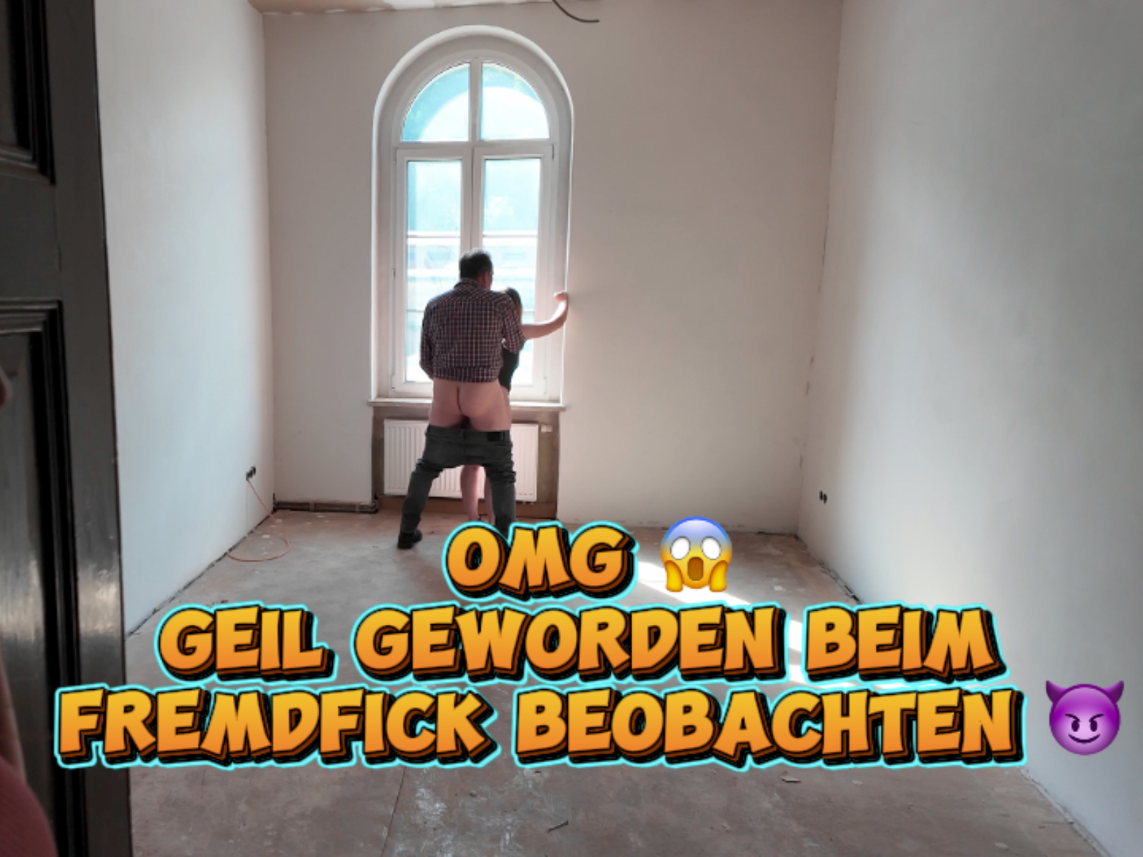 Omg! Geil geworden beim Fremdfick beobachten! Neulich ließ ich meinen Partner bei der Wohnungsbesichtigung allein mit einer zukünftigen Mieterin. Als ich wiederkam, erwischte ich die beiden beim Sex! Ich war total schockiert und wollte direkt reinplatzen aber als ich so dastand und sie mir anschaute, wurde ich plötzlich ganz geil! Es hat mich total erregt, heimlich und still den Fick zu beobachten und ich fand es spannend mal die Voyeurin zu sein! Da die beiden mich nicht sehen konnten, zog ich meine Hose aus und fingerte meine nasse Pussy in der Vorstellung selbst so geil durchgenommen zu werden. Ich wurde immer geiler und feuchter bis ich einen heftigen Orgasmus bekam! Das war echt eine krasse Erfahrung! Oh ja, und die Sahne holte ich mir auch noch ab! Gespannt, wie?