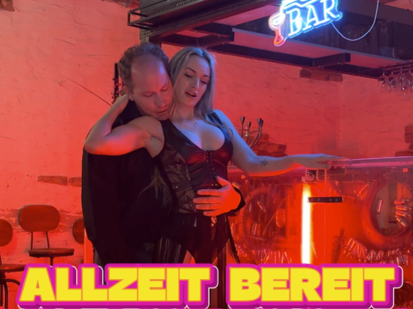 In meiner Stadt wurde ein neuer Swingerclub eröffnet! Da ich es kaum erwarten konnte hinzugehen, kam ich etwas zu früh zur Party. Ich war allein mit dem Barmann und war bereit für heißen Sex! Wir legten also einfach spontan los weil ich keine Lust hatte auf die anderen Gäste zu warten! Wir vögelten wild drauf los und mir wurden alle Löcher gestopft!