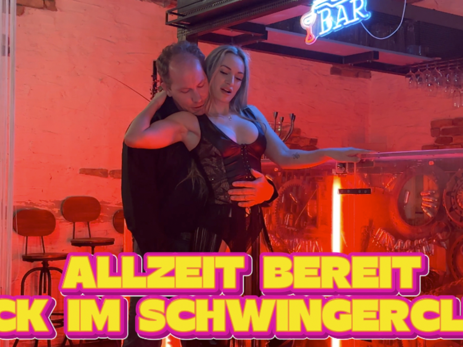 Allzeit bereit! Fick im Swingerclub In meiner Stadt wurde ein neuer Swingerclub eröffnet! Da ich es kaum erwarten konnte hinzugehen, kam ich etwas zu früh zur Party. Ich war allein mit dem Barmann und war bereit für heißen Sex! Wir legten also einfach spontan los weil ich keine Lust hatte auf die anderen Gäste zu warten! Wir vögelten wild drauf los und mir wurden alle Löcher gestopft!