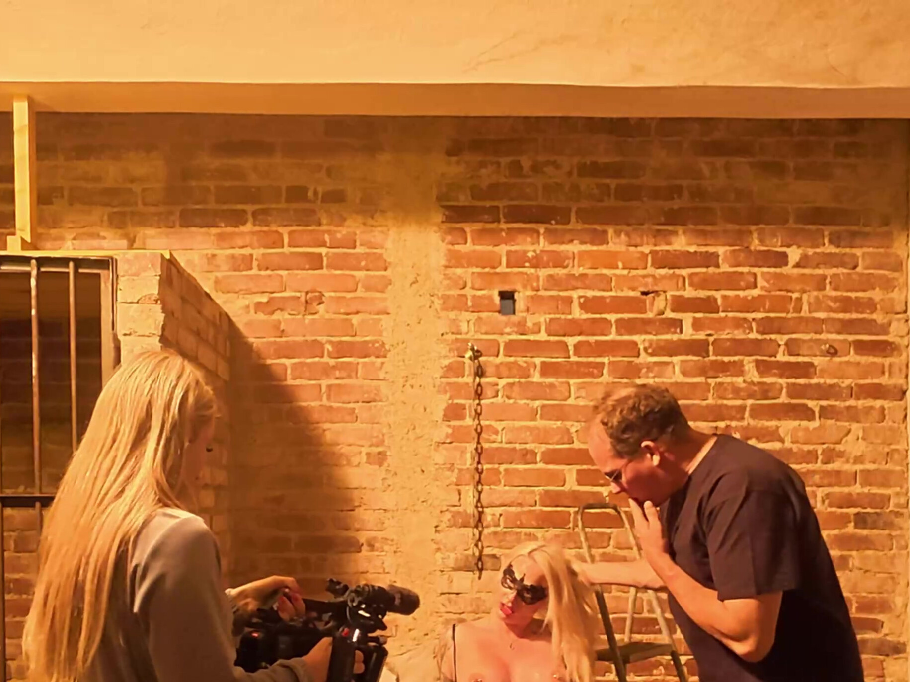 Hier ein Zusammenschnitt einer meiner Drehtage aber alles von der Backstage Kamera! Bei diesem Drehtag war ich wieder als Kamerafrau unterwegs aber ich wurde natürlich in manchen Szenen auch gefickt. Hier siehst du mal wie unser Drehtag so aussieht! Viel Spaß beim anschauen