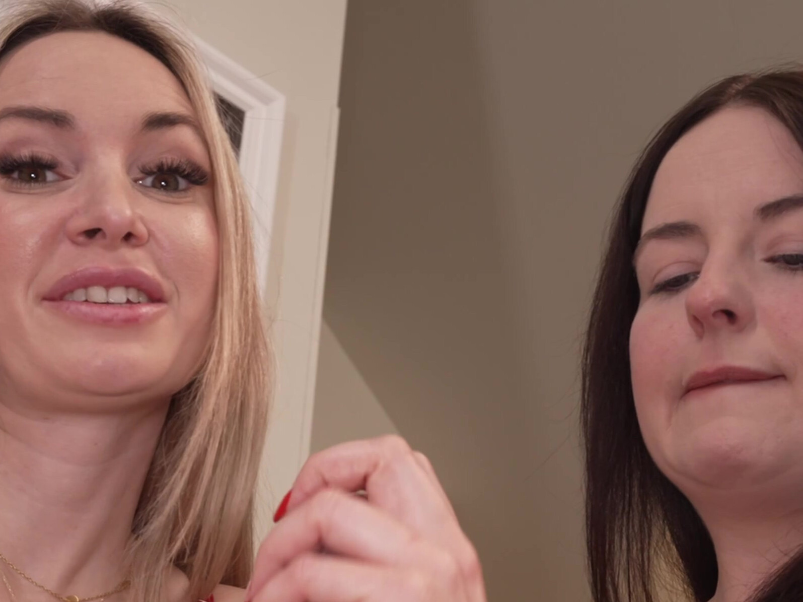 Hast du Lust deinen Schwanz für uns zu wichsen? Wir zeigen dir genau wie du ihn bearbeiten sollst und machen dich schön geil für uns! Du wichst für uns und wir für dich! Wie klingt das? Wir können am Ende auch zusammen zum Höhepunkt kommen!