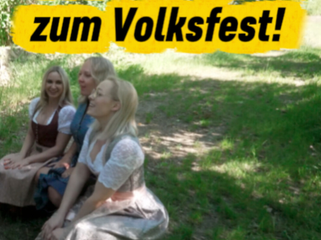 Lea, Lucie und ich waren unterwegs zum Volksfest und jemanden zum Ficken zu finden. Wer hätte gedacht, dass wir auf dem Weg dorthin schon zwei Volltreffer landen! Wir fickten alle miteinander, tauschten die Schwänze und genossen die Fickerrei! Lass dich mal überraschen wohin es die Spermaladungen gab.