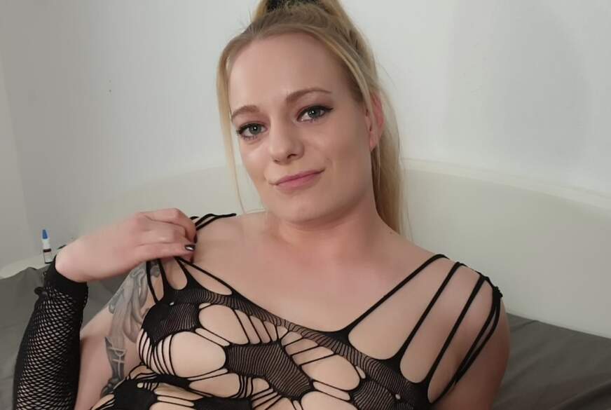 SweetMiaXXX: OMG! Passt der ganz rein? Ich f***e mich mit meinen Riesndildos!