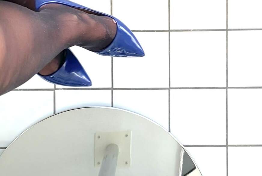 FetischLadyLara: Rote Nägel und offene Nylons...