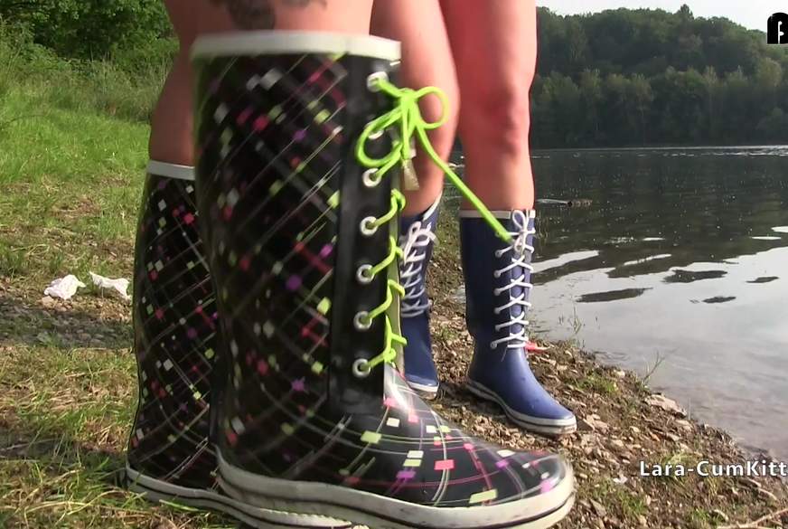 Freche GUMMISTIEFEL Girls - Public p****n und w*****n am See von Lara-CumKitten pic3