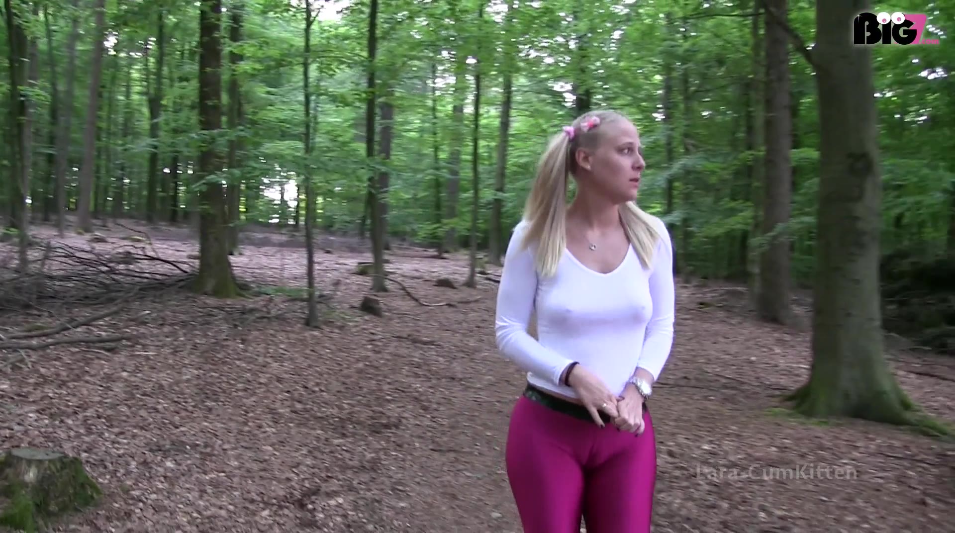 Unschuldig vollgespritzt - Leggings Teeny im Wald zerfickt Ich hab mich total im Wald verlaufen! Unschuldig und hilflos irre ich mit meiner krassen Cameltoe Leggings umher, meine süßen Nippel drücken sich heftig durch das weiße shirt. Endlich kommt mir ein Mann entgegen, der mir sofort seine Hilfe anbietet... und er packt einen großen harten Lutscher aus. Mädchen können solchen Lutschern nicht widerstehen und so lecke und blase ich ihn heftig ab. Plötzlich zieht mir der Mann meine Cameltoe #Leggings aus der Fotze, zieht sie runter und dringt in meine enge feuchte Teeny #Fotze ein! OMG ist das ein geiles Gefühl!!! Er fickt mich doggy durch und ich genieße es stöhnend, bis meine Muschi heftig kribbelt und ich von dem Mann zuckend zum Orgasmus komme. Ich nehme sein geiles Teil und blase es bis er mir sein Zuckerwasser in mein süßes ungeschminktes #Teeny Gesicht spritzt! Was für ein geiler Facial. Hättest du die Situation auch ausgenutzt wenn du mich so getroffen hättest? WIllst du mich auch so ficken?