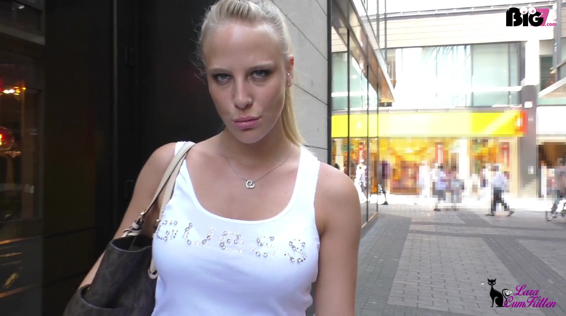 Wahnsinn! Das hatte ich immer schon mal vor. Ich laufe mitten durch die Kölner Innenstadt, ziehe einfach meinen Rock hoch und pisse voll in die Füßgängerzone. Die Gefahr dabei gesehen oder erwischt zu werden ist extremst hoch, aber das reizt mich umso mehr. Als ich gerade am pissen bin, kommen prompt nacheinander zwei Männer vorbei. Das lässt sich in einer vollen Innenstadt natürlich nicht vermeiden. Sie schauen, lassen sich aber nichts anmerken. Aber wenn sie sich nicht beschweren, ist es wohl ein Zeichen dafür, dass sie es sicher ziemlich geil fanden. Wow heftig, war das mal wieder ein krasser Kick! Hättest du mich gern so public erwischt? Was hättest du dann am liebsten gemacht? Bitte habt Verständnis dafür, dass ich die extreme Vielzahl an Menschen die dort öffentlich herum liefen, leider verpixeln bzw. unkenntlich machen musste.