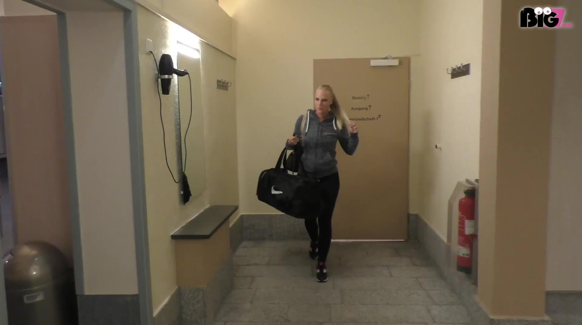 Ich freue mich immer wenn Herren Sauna Tag ist. Mit einem kleinen Trick schaffe ich es immer rein zu kommen und dann warte ich einfach nackt in der Männer Dusche bis der erste notgeile Sack reinkommt und mich benutzt. Boah wie ich das liebe... Umgeben nur von Kerlen die es kaum fassen können, dass ein blondes Mädchen in der Herrensauna steht. Heute habe ich 3 Schwänze abgeblasen und mir die Soße schön in mein Fickmaul spritzen lassen. Gehst du auch so gern in die Sauna wie ich? Wenn du mich mal triffst, scheue dich nicht davor mich anzusprechen. Ich beisse nicht, ich blase nur.