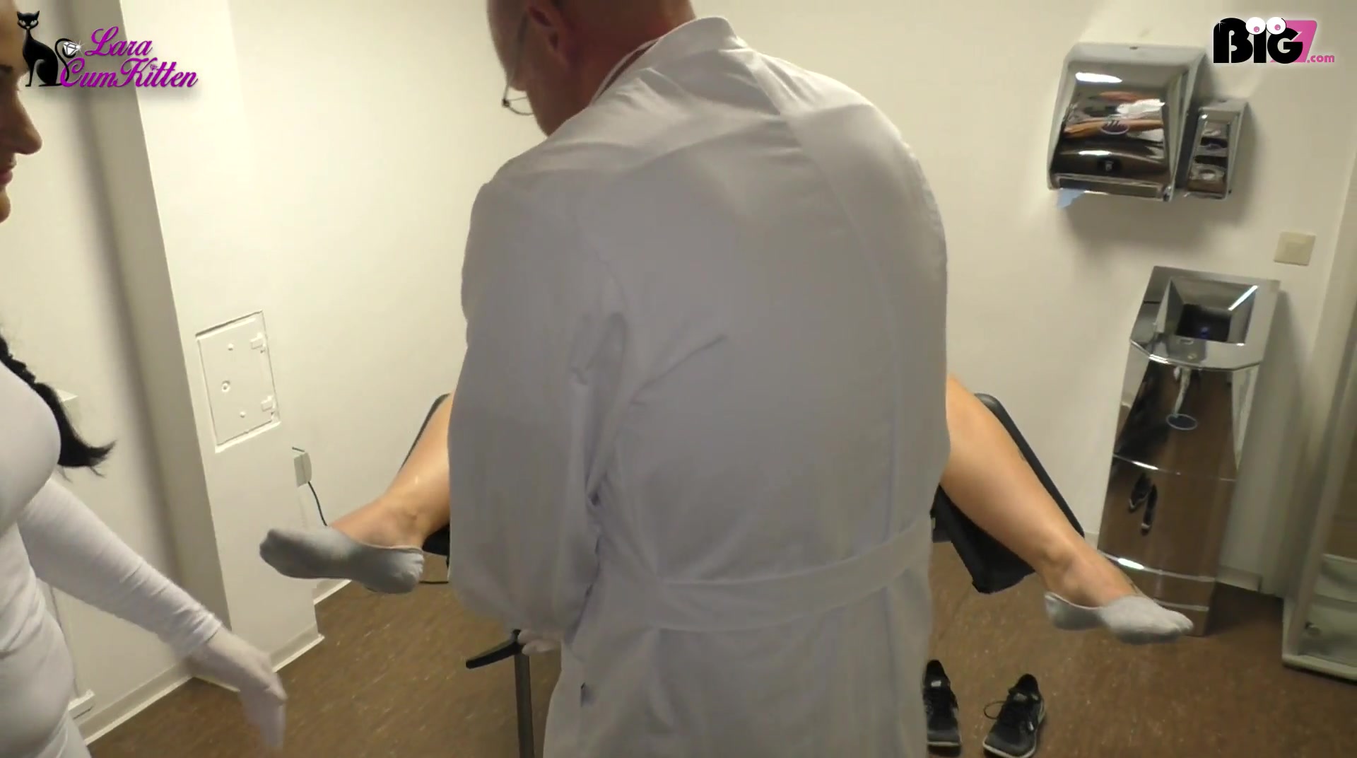 Ein absolutes Tabuthema - Aber welche Frau träumt nicht insgeheim davon, es mit dem Mann zu treiben, dem man sich in sexuellen Angelegenheiten anvertraut? Mein Gynäkologe kommt direkt zur Sache denn hat da seine ganz eigenen Therapien. Erst schaue ich ziemlich geschockt, als er sich vor meinen Augen von seiner Arzthelferin anblasen lässt. Doch als ich dann seinen riesen Fickprügel sehe, schießt mir die Lust zwischen die Schenkel und ich will ihn einfach nur spüren! Er knallt mich mich geil AO auf dem Gyn-Stuhl durch während die Sprechstundenhilfe meine Titten bearbeitet bis ich einen heftigen Höhepunkt erlebe. Doch was ist das?? Mein Frauenarzt ist plötzlich auch fertig, verabschiedet sich von mir und ich spüre nur noch wie seine weiße Ficksoße aus meiner Fotze läuft!! OMG ist das geil, wie ich solche Momente liebe...