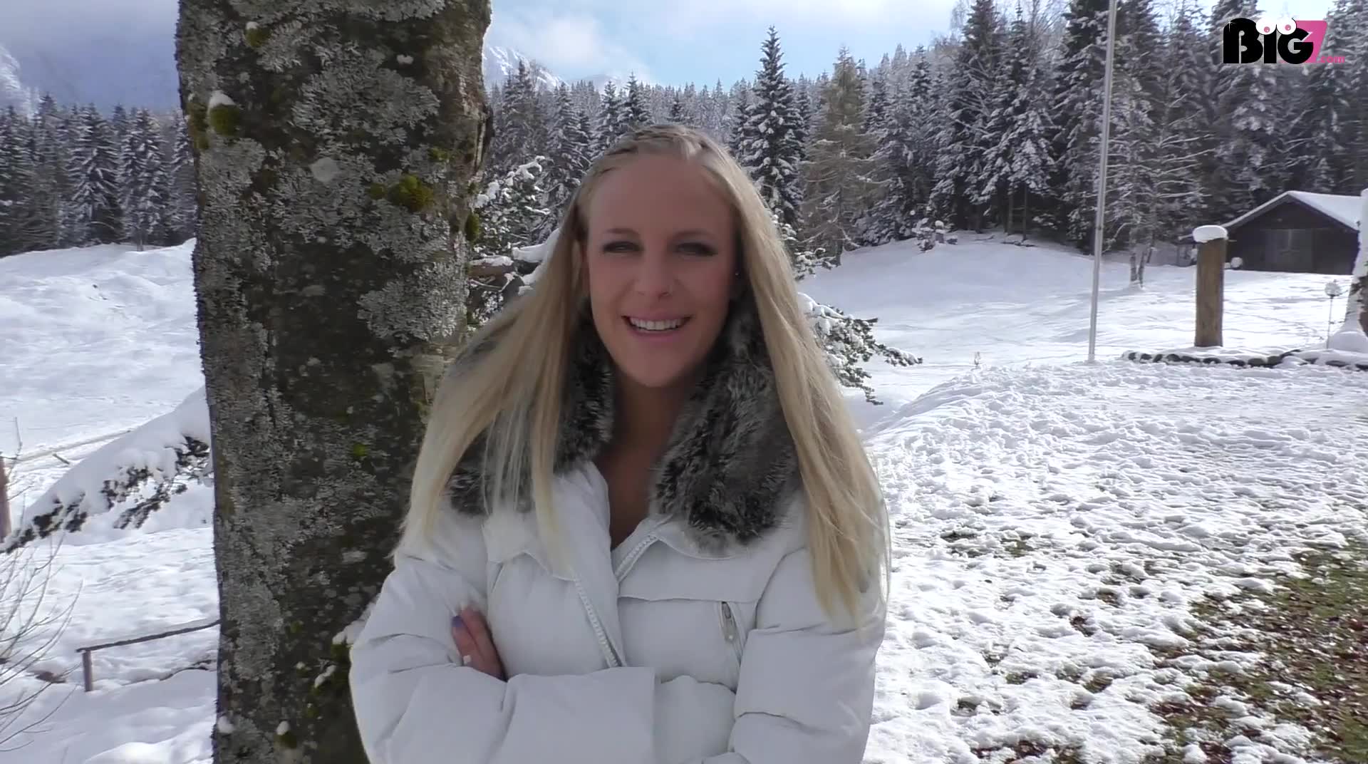 Wie sehr würde ich mir manchmal wünschen, dass mich User einfach mal draußen ansprechen, wenn ich irgendwo unterwegs bin. Egal ob in der Sauna, an der Tankstelle oder beim Spaziergang... die meisten schreiben mich aber einfach immer nur später an, dass sie mich gesehen und erkannt hätten. Sprecht mich doch bitte einfach direkt an, flirtet mit mir und ganz schnell könnte so etwas passieren wie in diesem Clip. Der Typ hat mich nämlich bei einem Spaziergang erkannt und einfach mal angequatscht. Ich glaube ihn hat meine enge Leggings auch ziemlich angemacht, denn er hatte sofort einen Ständer, den ich erstmal schön abgeblasen habe. Aber er wollte eigentlich sowieso nur an meinen Arsch und so spendierte er mir eine heftige XXL Sperma Ladung auf meinen prallen mega Bubble Butt! Sowas könnte mir ruhig öfter mal passieren, hätte ich echt Bock drauf! Also, bist du vielleicht der nächste und hast Lust mich?