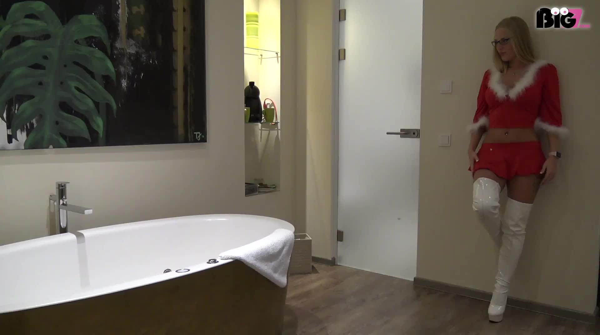 Jetzt gibts weiße Weihnachten - und zwar in mein Gesicht :) Er kommt gerade aus der Dusche und ich warte schon notgeil auf ihn - sexy posend in weißen Lack Overknee Stiefeln und aufreizendem X-mas Outfit... Die Überraschung ist mir echt gelungen und ich fange an seinen harten Schwanz zu blasen. Nach einem heftigen Deepthroat ist er so geil auf mich und ich fordere ihn auf mich endlich durchzuficken. Erst knallt er meine nasse Saftfotze doggy durch und spreizt meine Lackstiefel-Beine um mich heftig in der Missionarsstellung zu ficken bis ich geil unter ihm komme! Ich nehme mir zum geilen Sperma-Finale nochmal seinen Fickprügel vor, bis er mir seine Sahne auf meine willige Brillenfresse spritzt. Das ist doch mal ne geile Sperma Bescherung, so stelle ich mir weiße Weihnachten vor! Und was machst du an den Feiertagen noch? Hast du Lust mir auch so eine weiße Bescherung zu bereiten?