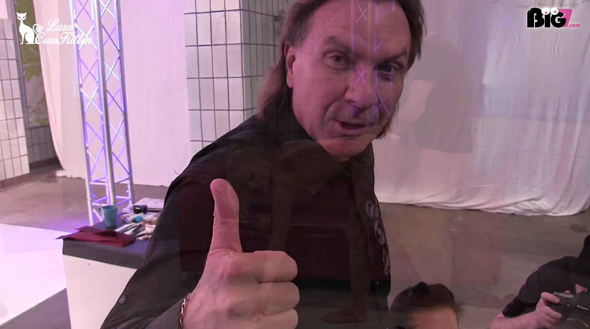 Ich wollte mal bei nem richtig professionellen Pornodreh mitmachen und musste natürlich auf der roten Casting Couch vor dem gesamten Porno-Team erstmal zeigen was ich so drauf hab. Ich hab echt alles gegeben, den Kerl ordentlich angeblasen, ihn leidenschaftlich abgeritten, ich hab mich geil doggy auf dem Boden ficken lassen... Sogar in der Kaffeepause hab ich Schwänze abgeblasen. Ich hab mich echt richtig ins Zeug gelegt und mich dirty benutzen lassen, so wie ich eben bin und wie ich es liebe. Ich glaube das kam gut an ;) Aber am geilsten war der Finale Schuss in meine spermahungrige Fresse! OMG er hat mir übers ganze Gesicht gespritzt! Hab ich den geilen Fick-Test deiner Meinung nach bestanden??