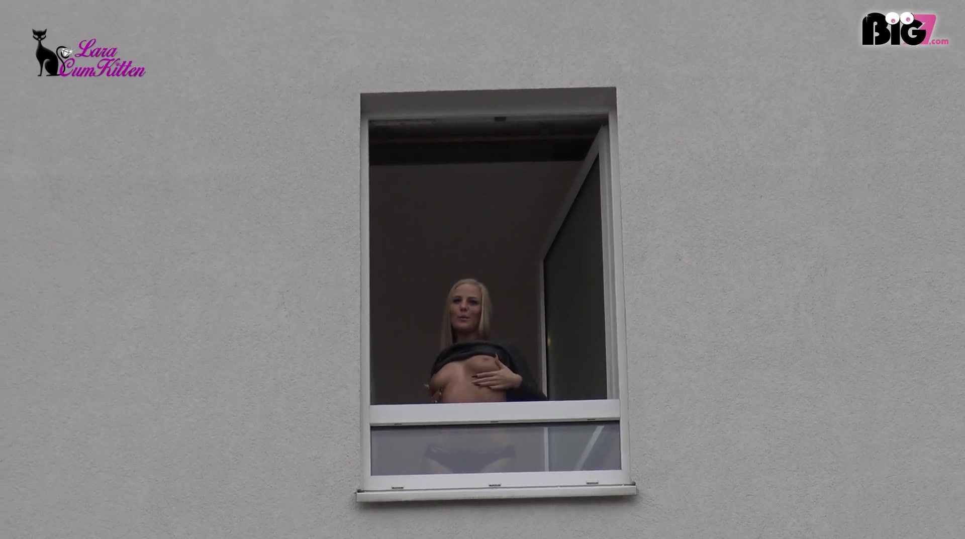 Total fickwillig stehe ich halbnackt am offenen Fenster und mache die Passanten in Berlin Mitte geil. Der Kerl kommt zu mir hoch, zieht mein Höschen auf Seite und knallt mich geil am Fenster durch während vor uns langsam der ICE am Bahnhof Alexanderplatz einfährt und ich meine Brüste auspacke. Diverse S- und U-Bahnen fahren direkt vor uns her und auch unten auf der Straße tummeln sich so manche Fußgänger und Autos, während ich mich stöhnend schön doggy am geöffneten Fenster durchficken lasse. Als mir mein geiler Ficker nach einem finalen Blowjob die Maulfotze mit seiner geilen Ficksoße abfüllt, kommt mir ein echt perverser Gedanke. Schau dir mal an, was ich dreistes mit dem Sperma mache... ;)