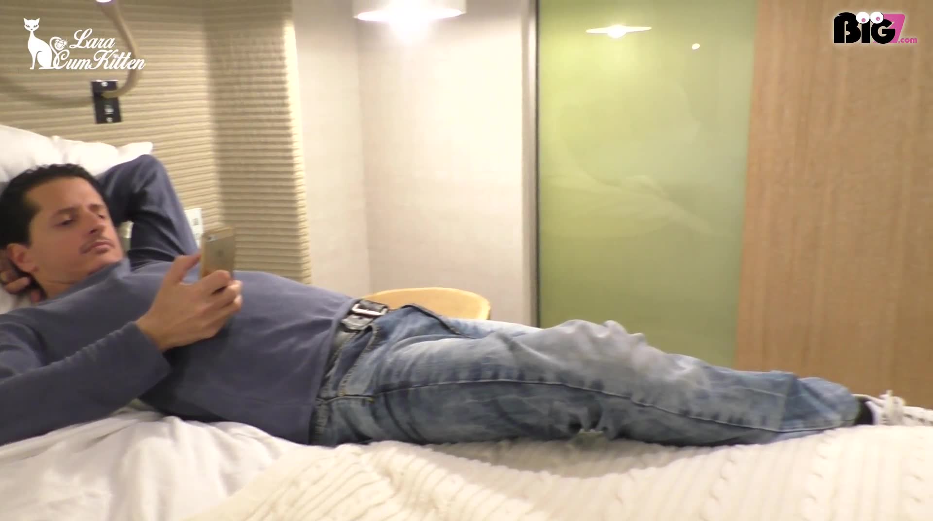 Es gibt diese Momente, da stelle ich mir vor wie geil es wäre wenn mein Arsch so richtig verwöhnt und geknallt wird. Mein großer praller Fickarsch brauchte es diesmal wieder so richtig, aber so mega riesig mein Booty auch ist - meine Rosette ist verdammt eng. Der Kerl hat meine Arschfotze deshalb erstmal genüsslich geleckt und mit seinem Finger gedehnt bevor er mit seinem Prügel in meinen geilen Arsch eingedrungen ist. Wow... das ist sooo geil... ich habe es mit allen Sinnen genossen wie er meinen Fickarsch durchgestoßen hat, aber der krönende Abschluss war ein XXL Sperma-Erguss über meinen Mega Bubble Butt. SIeht das nicht geil aus?