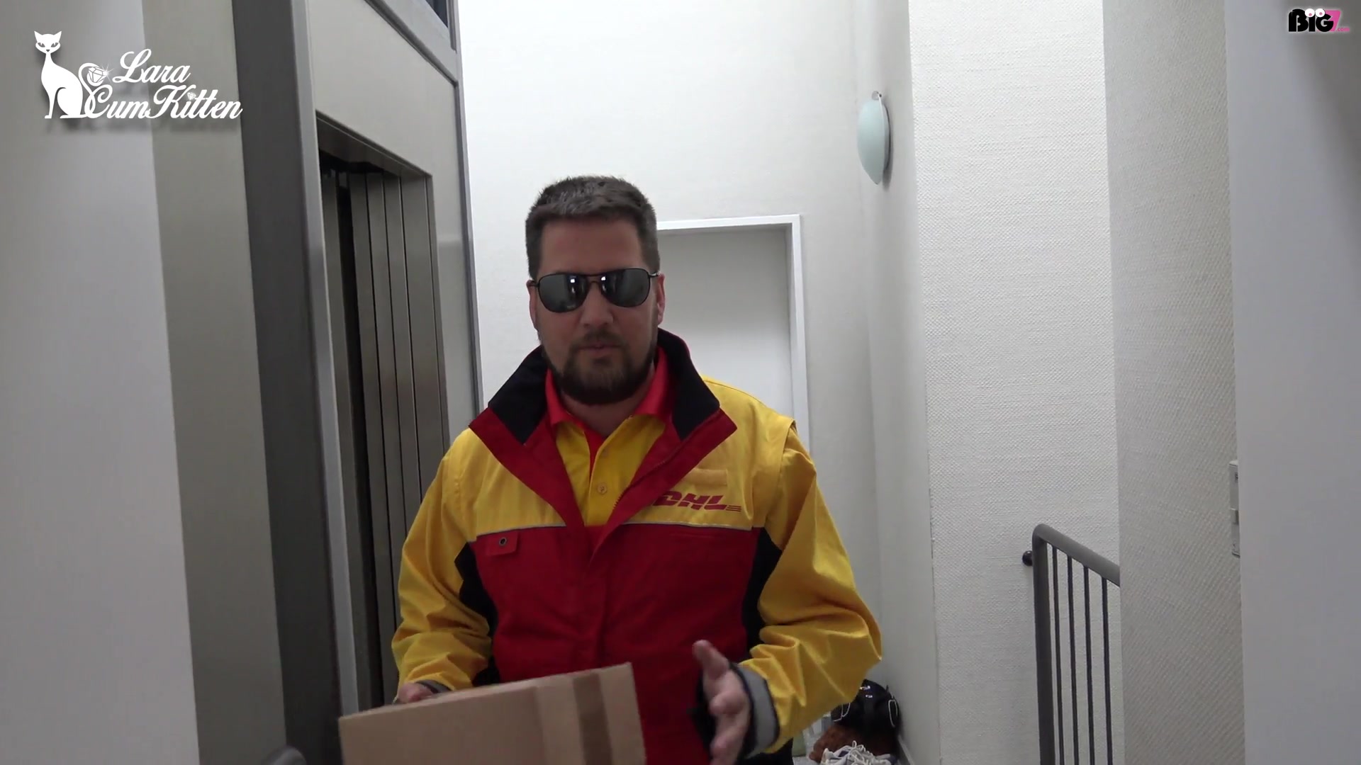 Was habe ich da bloß getan...? Verfickte Nachnahme-Sendung und kein Geld mehr da. Der Paket Zusteller dreht sich um und will schon wieder gehen... Mein Herz klopft und ich setze alles auf eine Karte, bitte ihn zu mir rein und ziehe mein Minikleid aus. In einem extrem heißen Straps Outfit stehe ich vor ihm, lutsche an seinem Finger und bettel ihn an die Kosten zu übernehmen. Dafür darf er mich als Fickstück benutzen. Ich halte ihm notgeil meine nassen Ficklöcher auf und siehe da, es funktioniert! Ich blase seinen geilen Schwanz und bei meinem Anblick wird er immer größer und härter. Er packt mich und knallt mich geil auf meiner Couch durch. Ich bin so eine willige Dreckschlampe und genieße es ihn abzureiten bis er mir seine geile Sahne in meine Fickfresse spritzt. Wie findest du dieses krasse Straps Outfit mit Netzstrümpfen? Kannst du dich da noch beherrschen?