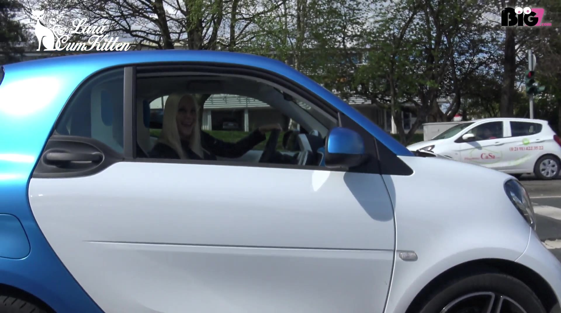 JEDER macht es, auch wenn die Freundin zu Hause wartet. Kennst du das auch? An der roten Ampel einen Blick ins Auto neben einem erhaschen und flirten. Der Reiz ist einfach zu groß oder? Bei rot wird gebaggert, bei grün wird gefickt! Ganz nach diesem Motto habe ich mir einen Kerl an der Ampel zum ficken klar gemacht weil ich es mal wieder vor Geilheit kaum aushalten kann. Wir haben an der nächsten Tankstelle angehalten und einen Fick Treffpunkt vereinbart. Die Kofferraumklappe meines Autos ist echt perfekt zum ficken gemacht und als ich meine Schenkel spreize, steht sein Rohr sofort wie eine Eins. Er stößt seinen geilen Kolben tief in meine nasse Fickspalte und knallt mich einfach in der Öffentlichkeit so richtig geil durch! OMG ist das geil, das ist genau das was ich jetzt ich im Frühling brauche wenn es langsam wärmer wird. Nach dem geilen Fick spritzt er mir mit richtig viel Druck seine Ficksoße in meine Fresse! Wow, solche Facials liebe ich einfach! Wenn du mal neben mir an