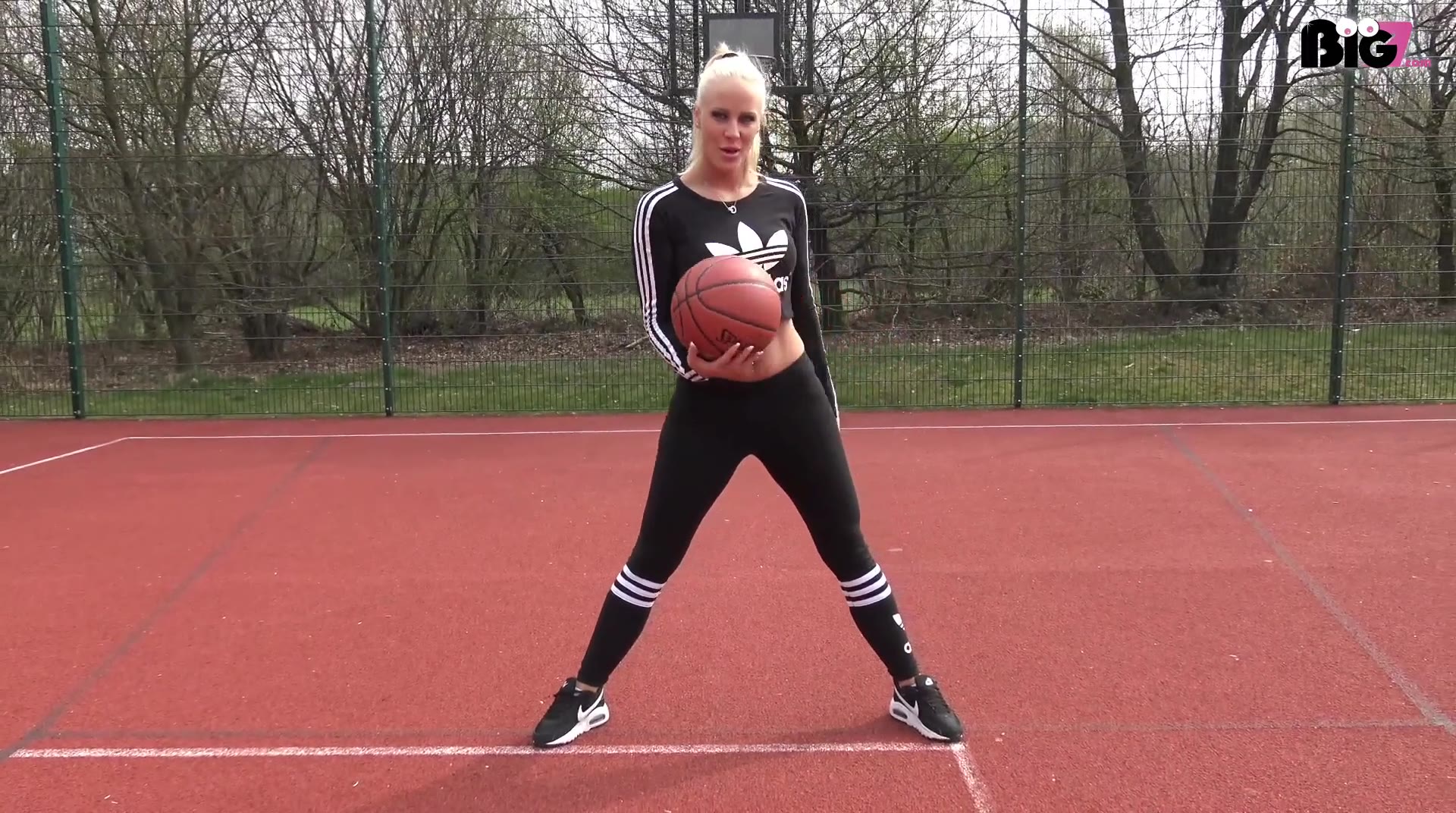 Willst du mit mir spielen? ;) Als ich gerade auf dem Weg zum Basketballplatz bin, kommt mir ein Bekannter entgegen, der denkt ich würde sowieso keinen Korb werfen. Für mich ist das eine Steilvorlage um mit ihm eine Wette abzuschließen. Was hier genau passiert ist so geil, das musst du dir selbst anschauen. Die Umstände führen letztendlich aber geradewegs ins Gebüsch neben dem Sportplatz, wo ich mich dreckig von ihm doggy am Baum durchficken lasse. Ich bekomme echt nie genug von diesen geilen Outdoor Ficks. Der Typ hat extrem viel Druck auf seiner Fick-Pumpe und spritzt mir meine ganze versaute Schlampenfresse voll mit Sperma. Wie geil sehe ich denn aus? :) Es war alles von Anfang an geplant ;) aber verrate nichts in den Kommentaren. Ich geb dir keinen Korb, bei mir kommst DU zum Schuss! Willst du auch mal mit mir spielen? Ich verrate dir dann auch meinen Trick!