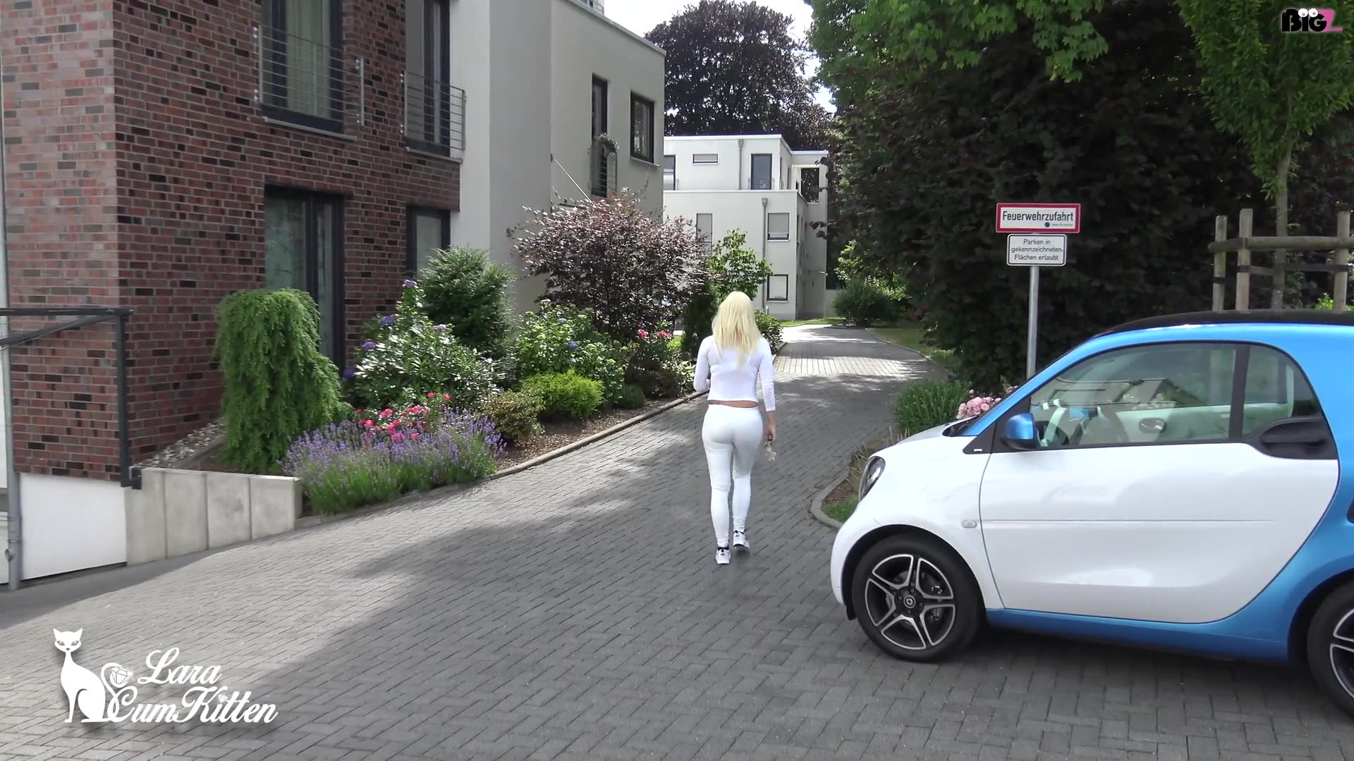 Das ist mal ein echter Hilferuf! Seit einer Woche hat der arme Kerl nicht abgespritzt... Eigentlich Aufgabe einer Hure, aber er will dass sich Schwester Lara persönlich um ihn kümmert. Da kommt meine geile Spezial Therapie zum Einsatz. In weißer Latex Leggings mit extrem Cameltoe und weißen Latex Handschuhen geht mit einer heftigen Schwanz- und Eiermassage los. Nach einem heißen Blowjob ziehe ich mir die Legings runter, ziehe meinen Prallarsch doggy auseinander und reite ihn rückwärts ab. Mein mega Bubble Butt haut ihn aus dieser Perspektive fast um so geil sieht das aus! Nachdem er mich noch kurz im liegen fickt, spritzt seine Ficksoße schon raus und nach dem ersten Spritzer schiebt er seinen Kolben zum Abspritzen tief in meine fruchtbare Krankenschwester Fotze. Wie geil wäre es, wenn er mich jetzt geschwängert hat, denke ich mir, als der Creampie blubbernd und tropfend aus meinem geilen Fickloch läuft... Solche Hausbesuche mache ich jetzt gern mal öfter...