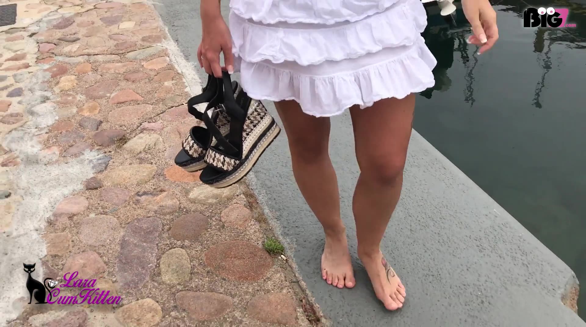 Selbst im Urlaub bin ich frech! Überall laufen Leute auf dem Parkplatz hinter mir rum, Touristen im Hintergrund die von einer Bootstour kommen, vor mir hunderte von Booten (wer dort drin war, konnte wirklich ALLES sehen) und ich zieh mein Röckchen hoch, spreize meine Beine auf einer Bank und fange einfach an mitten in der Öffentlichkeit zu pissen. Und wer leckt mir jetzt mein Pissfötzchen...?