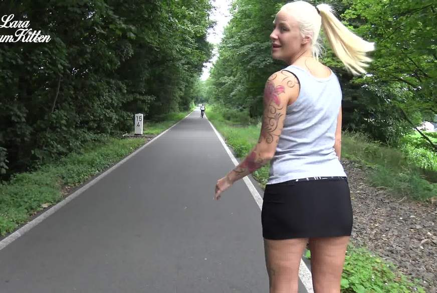 ...mitten auf dem radweg... PUBLIC P**s beim Inline Skaten von Lara-CumKitten pic1
