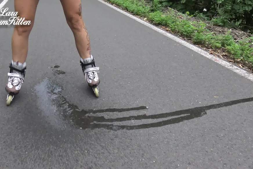 ...mitten auf dem radweg...  PUBLIC P**s beim Inline Skaten von Lara-CumKitten pic2