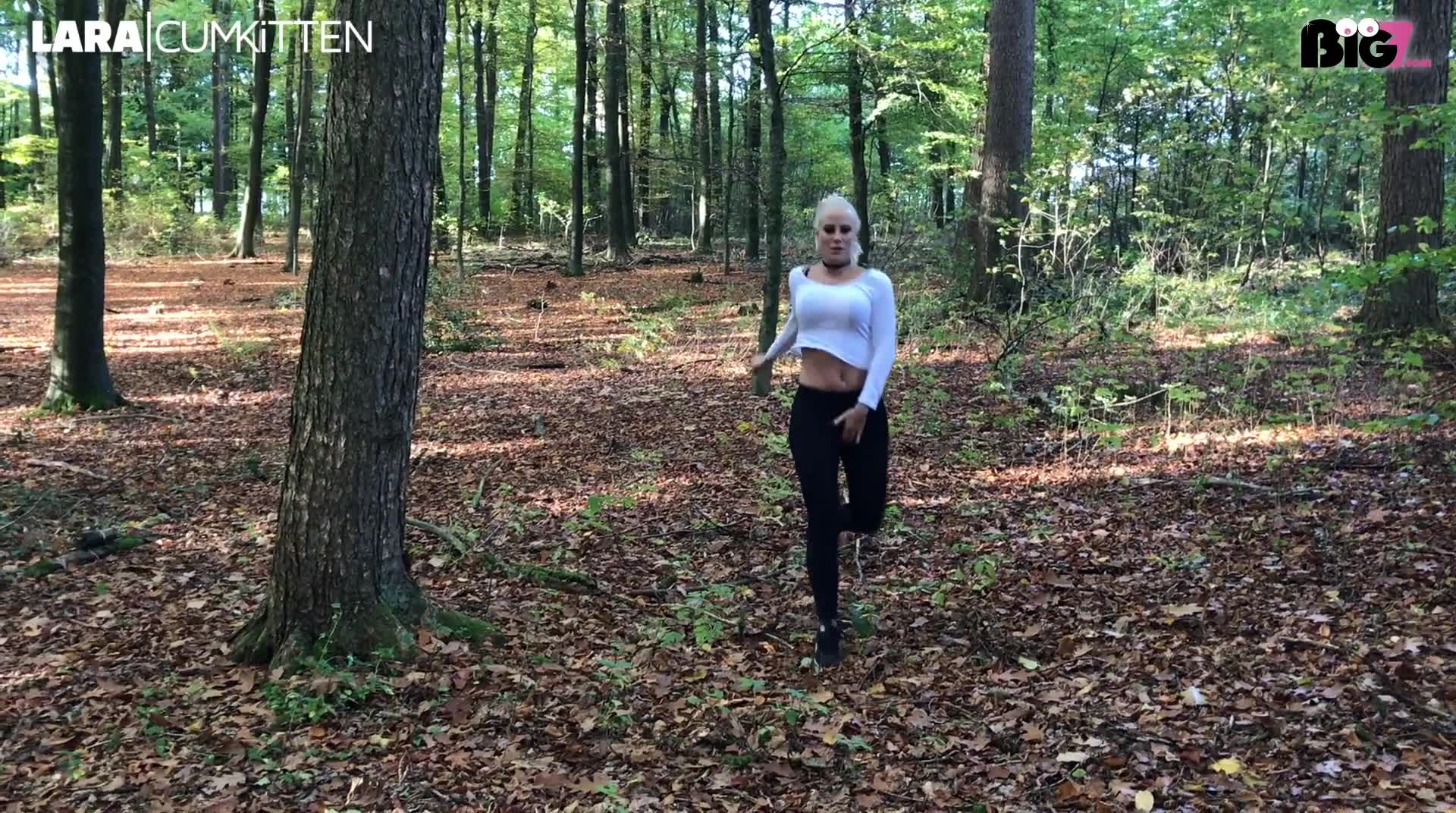 Ich nutze ich das geile Wetter aus, um an einem dieser geilen warmen, sonnigen Oktobertage im Wald spazieren zu gehen. Du denkst dir jetzt bestimmt: Alles perfekt, aber wo bleibt die outdoor Champagner Dusche? Kannst du haben, denn ich muss sowieso gerade pissen ;) Ich ziehe mir vor dir die Leggings aus, knie mich auf einen Baumstumpf und pisse doggy geil ab. Wow, siehst du die geilen nassen Fotzensaft Spuren...? Würdest du gern hinter mir knien und meine geile Champagner Dusche auffangen? Das wäre doch mal eine geile Aktion oder? Nur bitte leck mir meine nasse Fotze danach auch schön. Wer kommt mit mir spazieren?