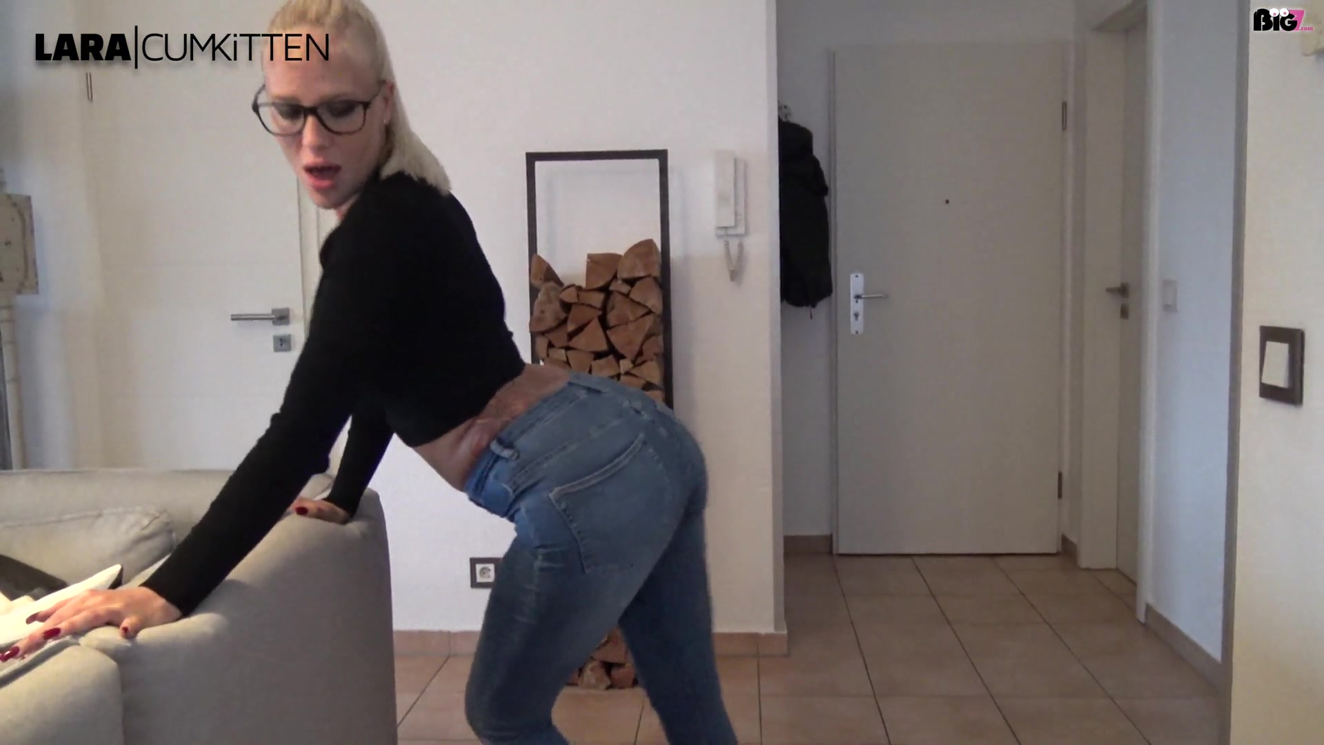 Das SEXPERIMENT - So extrem notgeil war ich noch nie POV Das ist kein Fake! Das ist pure und vor allem ganz private Geilheit! Ich habe in einem Selbstversuch getestet, wie lange ich es wohl ohne Sex aushalte. Aber am dritten Tag des Experiments ohne einen einzigen Fick, hatte sich in mir so viel Notgeilheit angestaut, dass ich meinen besten Freund aus unserer Studenten WG bei der Arbeit am Computer überfallen musste. Er hat sich einfach schnell die Kamera geschnappt und POV aus seiner Perspektive alles gefilmt. Ja, so sehe ich privat aus, wenn ich so richtig naturgeil und fickwillig bin. Ich pose geil mit meinem Jeansarsch vor ihm, während meine Fickfotze schon ausläuft. Nach einem willigen Blowjob streife ich mir die Jeans halb von meinem prallen Arsch und reite seinen Fickprügel notgeil ab. Er packt mich und fickt mich auf der Couch durch, während ich mir mit der Hand heftig meinen Kitzler reibe, bis ich schließlich einen heftigen, erlösenden Orgasmus bekomme! Schmutzig fordere ich ihn auf mir meine Schlampenfresse vollzuspritzen. W