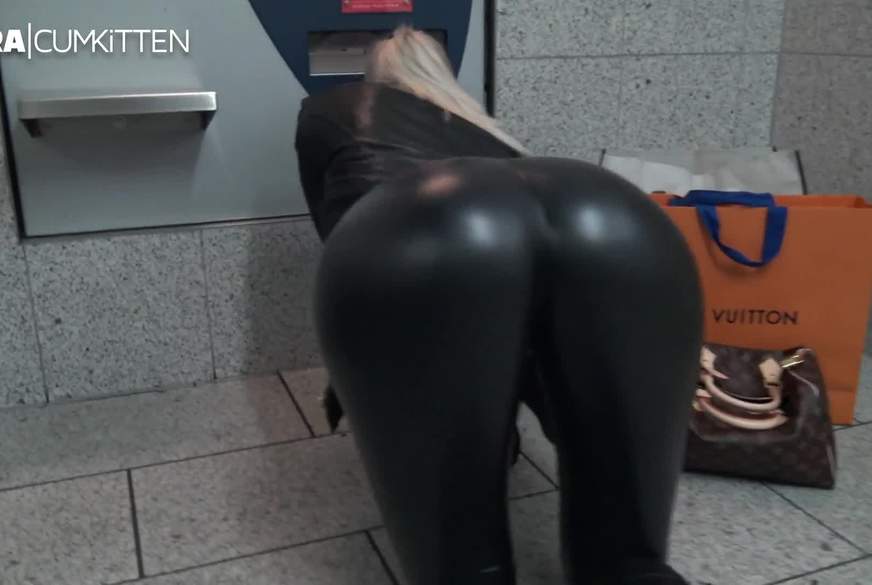 Public F**k für ein Parkticket - Riskanter S****aWALK von Lara-CumKitten pic2