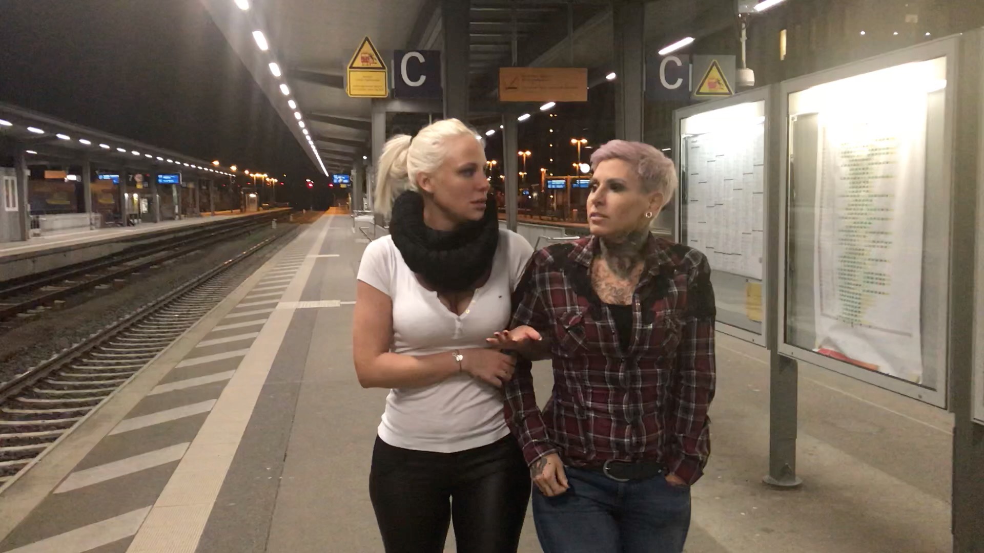 Nach einem geilen Party Abend mit meiner Freundin LadyKinkyCat wollen wir uns mit dem Zug auf den Heimweg machen und müssen dringend pissen. Da weit und breit keine Toilette zu finden ist, ziehen wir uns frech die Hosen runter und pissen dreist auf den Bahnsteig obwohl da noch überall Leute rum laufen. Ich glaube dem Kerl am Gleis gegenüber hat es besoders gefallen. Leider haben wir niemanden gefunden der uns danach sauber leckt und so mussten wir mit nassen Fotzen auf die nächste Bahn warten...