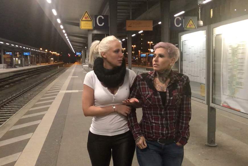 Dreister PUBLIC P**s im Hauptbahnhof - Natursekt Quelle direkt am Bahnsteig von Lara-CumKitten