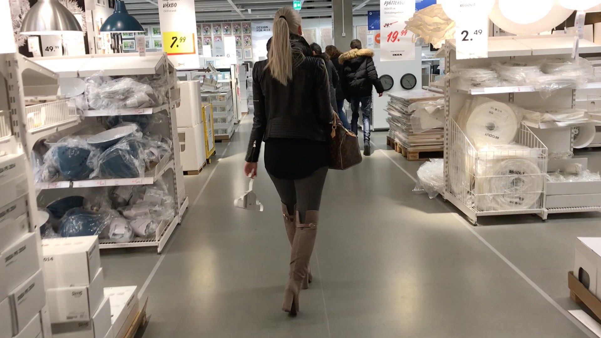 Begleite mich doch mal bei einem geilen Einkauf im schwedischen Möbelhaus :) So gehts mir fast immer: Kaum ist man durch die Kasse, drückt auch schon die Blase. Bepackt mit Regalbrettern und Kleiderbügeln schaffe ich gerade noch bis zum Parkplatz, dann lehne ich mich an ein Auto, ziehe mir die Strumpfhose vom Arsch und pisse einfach ganz dreist und public drauf los. Wärst du gern dabei und würdest mir danach die nasse Pissfotze streicheln, sie lecken, mir einfach nur dabei zuschauen oder direkt drunter legen und alles wegschlucken...?