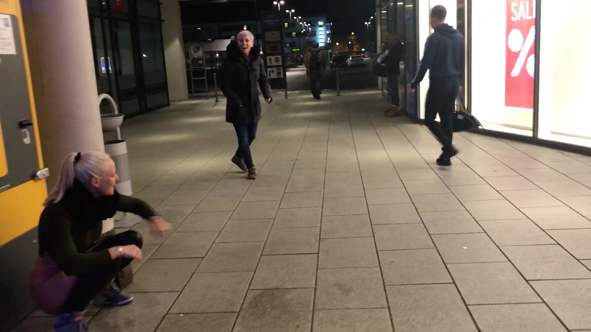 Ich bin abends noch schnell ein paar kleine Besorgungen machen, als ich plötzlich mega dringend pissen muss. Die ganze Zeit konnte ich es noch einhalten, aber als ich dann mein Parkticket am Automaten zahlen will, geht es einfach nicht mehr. Ich ziehe mir schnell die Leggings runter und lasse einfach laufen. Echt krass, denn da gehen noch einige Leute her, die das alles live miterleben und natürlich auch nicht gerade weg schauen, als sie das sehen. Mir ist das aber alles andere als unangenehm, ich mag es, wenn man mich in der Öffentlichkeit so halbnackt beim pissen beobachtet. Mich wundert, dass dabei keiner sein Handy zum filmen raus geholt hat. Leider muss ich ja fremde Menschen im Video unkenntlich machen, denn den flirtenden Gesichtsausdruck von dem Typen am Ende des Videos müsstest du mal sehen... Wärst du gern dabei gewesen oder ist es dir so public dann doch zu unangenehm??