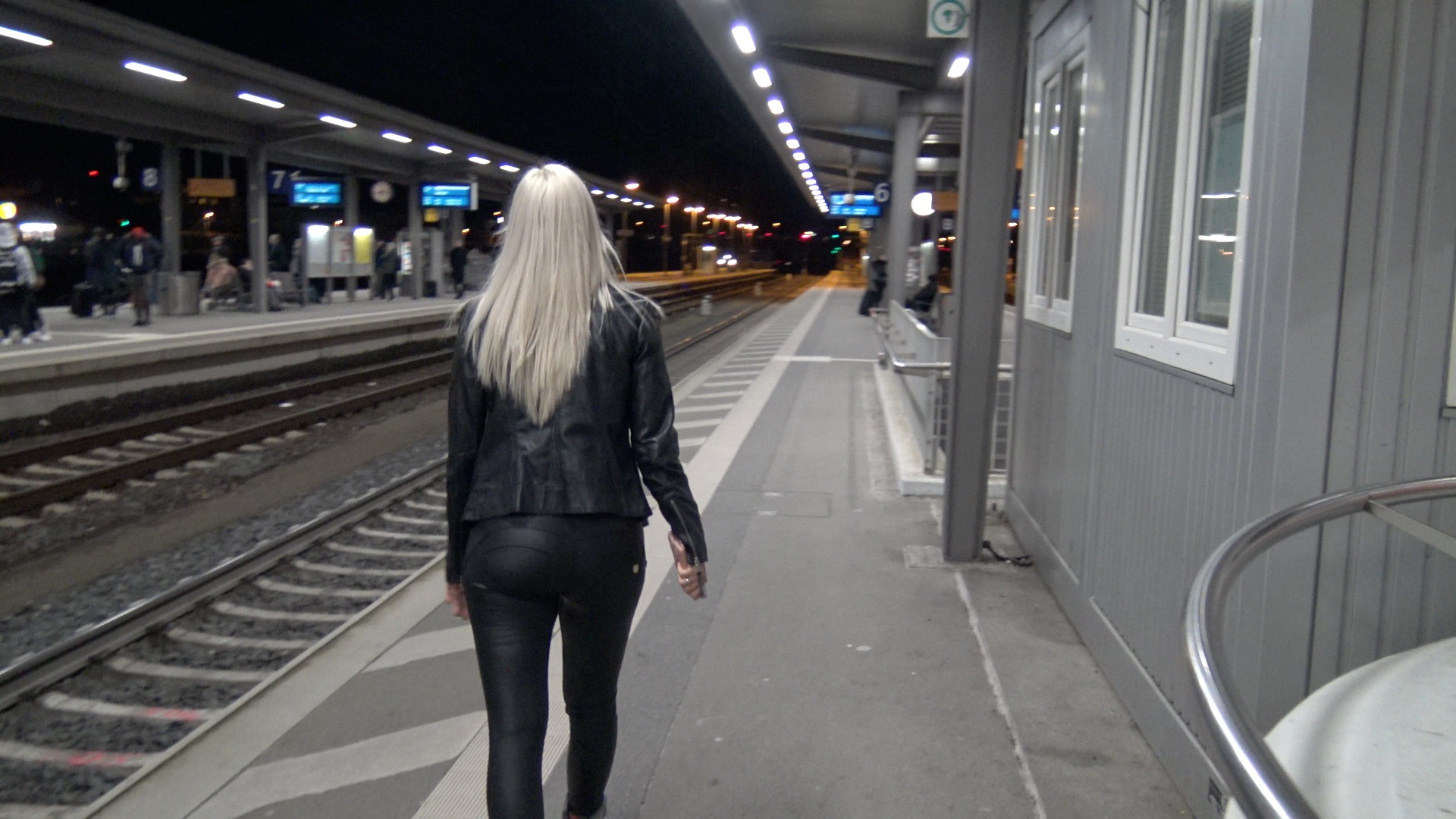 Verzweifelt stehe ich mitten im Hauptbahnhof, den letzten Zug für heute hab ich verpasst. Hilflos irre ich in meiner scharfen engen schwarzen Leggings am Bahnsteig umher, bis mich endlich ein geiler Typ anspricht um mir zu helfen. Da er mir die ganze Zeit schon auf meine pralle Kiste geschaut hat, weiss ich ganz genau was er vor hat, denn er ist nur heiß auf mich und will mich abschleppen. Das macht mich ehrlich gesagt so geil, dass ich voll darauf einsteige und mit ihm komme. Bei ihm zu Hause präsentiere ich ihm erstmal meinen prallen Fickarsch und lasse mich total willig und ohne viel bla bla direkt von ihm benutzen. Nachdem ich seinen Prügel hart geblasen habe, fickt er mich heftig in seinem Ehebett durch. Kurz bevor er abspritzen muss, ziehe ich mir die Leggings wieder über meinen prallen Arsch und ein mega krasser Cumshot spritzt auf meinen geilen Bubble Butt. Das ist ein geiler Anblick oder? Bei dem hat sich viel Geilheit auf meinem Arsch entladen. Würdest du mich auch gern