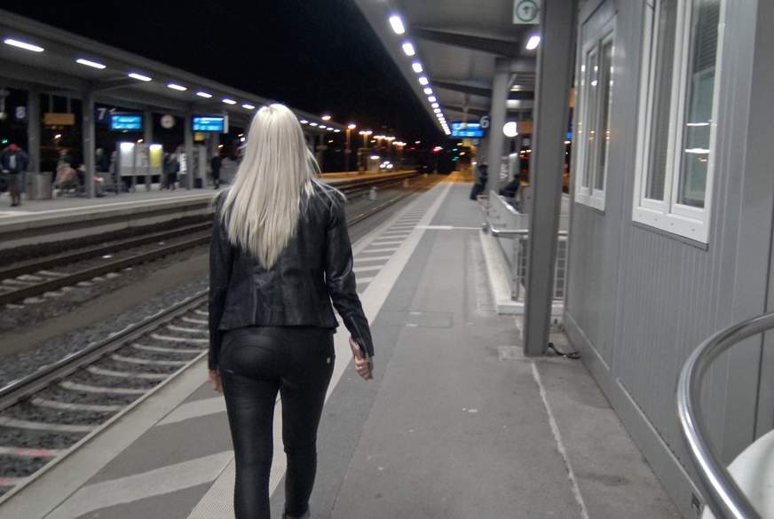 LEGGINGS B***h im Hauptbahnhof - XXXL Pralla***h extrem v***********t von Lara-CumKitten pic1