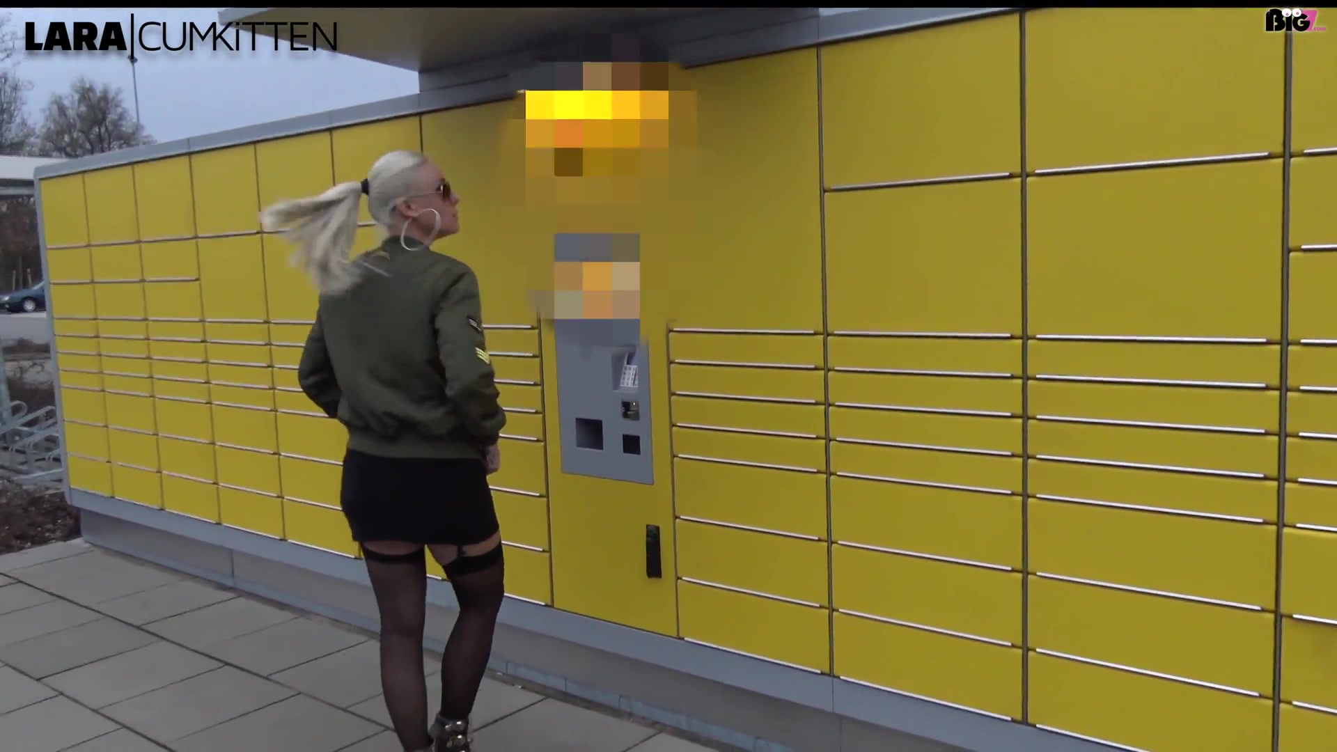 Auf der Jagd nach Männern lasse ich mir oft ziemlich billige Sachen einfallen. Heute war ich sooo nass und geil, dass ich mich einfach in meinem nuttigsten Straps Outfit mit Minirock und Bomberjacke hilflos vor so eine Paket Station gestellt habe. Ich musste nicht lange warten und schon hatte ich den ersten Ständer vor mir stehen, der mir bereitwillig helfen wollte. Total willig habe ich mein Röckchen vor ihm hochgezogen und ihn meine Titten anfassen lassen. Obwohl seine Frau zu Hause auf ihn wartet, habe ich es geschafft, dass er mit zu mir kommt. Dort habe ich mein notgeiles billiges Spielchen fortgesetzt und mich geil vor ihm präsentiert, seinen Schwanz hart geblasen und mir doggy vor seinen Augen den Slip auf Seite geschoben. Nun konnte er nicht mehr anders und hat mich erst doggy und dann auf dem Tisch weggefickt. Meine gepiercten Nippel stehen steif vor Geilheit und ein Orgasmus Schauer nach dem nächsten überfällt mich. Als ich dann auch noch nach seinem Sperma bettel, spr