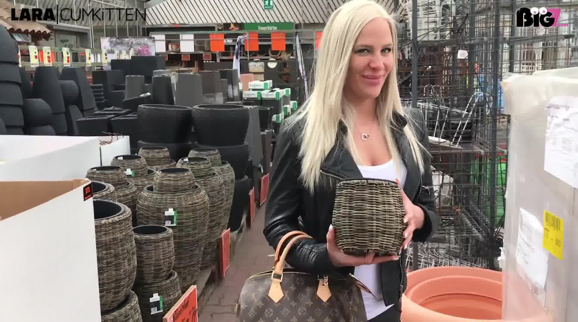 Public PISS im Baumarkt -Wer kauft den veredelten Blumentopf? Pünktlich zum Frühlingsanfang eröffne ich im Baumarkt die Garten-Saison und pisse einfach ganz dreist draußen in die Gartenabteilung. Zuvor habe ich mir noch einen schönen Blumentopf ausgesucht, reingepisst und ihn wieder in den Verkauf zurück gestellt ;) Sicher verzeiht ihr mir, wenn ich auch ein bisschen daneben gepisst habe. In jedem Fall war es nicht gerade wenig von meinem Natursekt und es hat ordentlich gesprudelt und gespritzt... Ich wüsste zu gern wer mich beobachtet hat und den Topf gekauft hat...