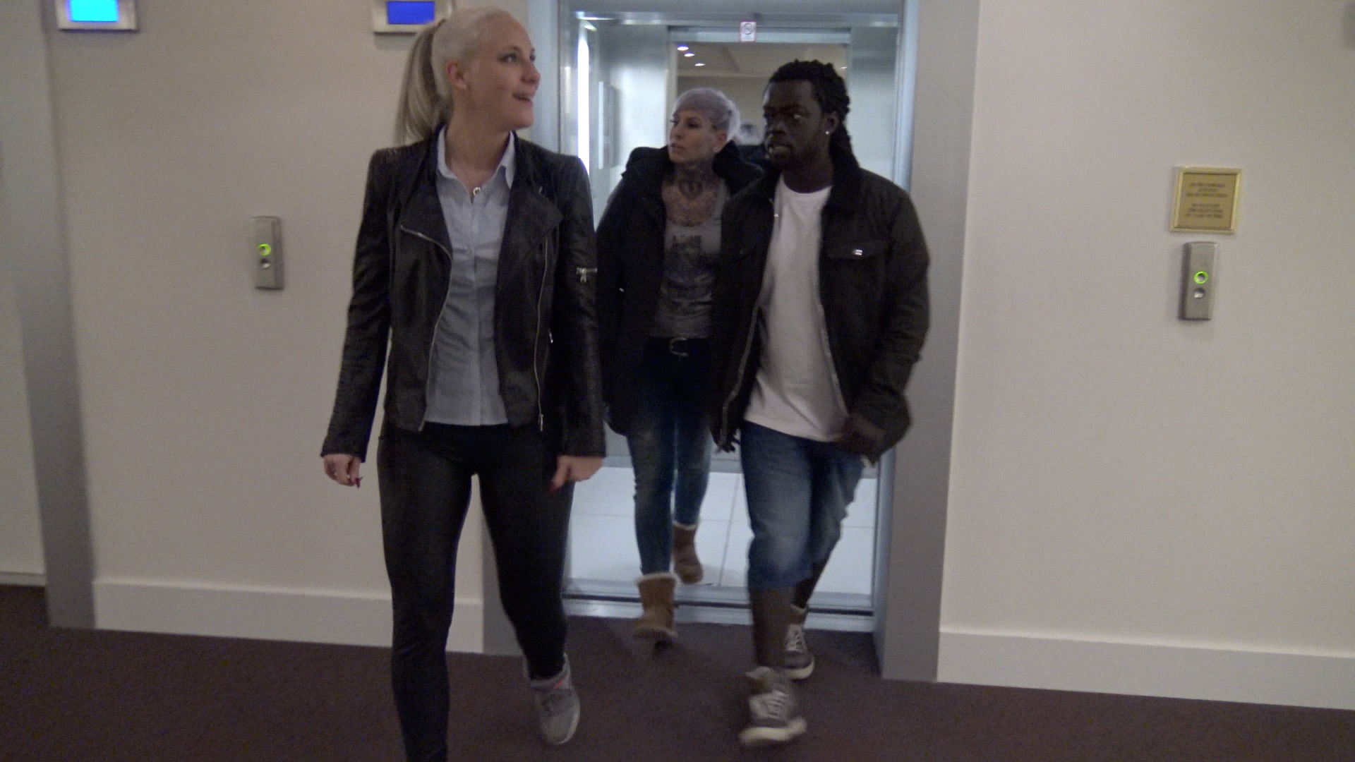 Wir haben uns beim Feiern spontan einen geilen potenten schwarzen Mann angebaggert und sind nach der Disco gleich mit zu ihm ins Hotel gekommen. Bis in sein Zimmer haben wir es vor Geilheit nicht geschafft und so sind wir direkt öffentlich im Treppenhaus vom Hotel übereinander hergefallen. Ein heißer Dreier-Zungenkuss und schon steht sein krasses Monster Fickgerät. Meine Freundin hält mir doggy die nasse Fickfotze auf und schiebt mir seinen abnormal riesigen Prügel rein. Bis zum Anschlag fickt er unsere Löcher nacheinander gnadenlos durch. Ich reite ihn auf der Treppe geil rückwärts ab und danach gibts einen geilen Doggy Fick bis sich seine ganze Ficksoße schön in unseren gierigen Lutschmäulern verteilt. Wir küssen uns geil mit dem warmen Saft auf den Zungen bis sich die Spermafäden ziehen. Wir sind einfach zu notgeil für diese Welt und lassen es uns immer und überall so geil besorgen!