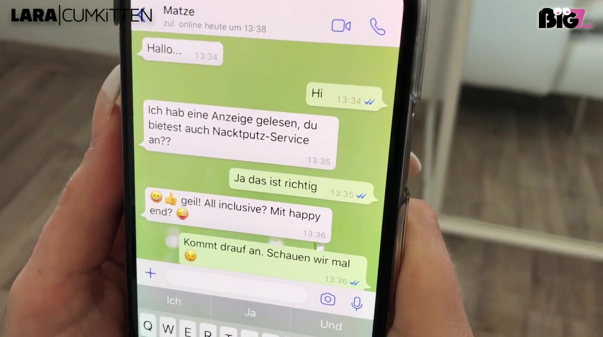 Eigentlich will ich mir neben dem Studium nur ein bisschen etwas nebenbei verdienen und da kam mir halt die Idee mit dem nackt putzen. Der Matze hat mich als erster auf dem Handy angeschrieben und da bin ich dann auch hin gefahren. Als ich bei ihm in der Tür stehe hat er schon einen Ständer und ich muss gleich vorweg sagen - wirklich zum nackt putzen ist es bei ihm so gut wie nicht gekommen, denn er ist so geil auf meinen Slinkystylez Leggings Arsch, dass er mich nach meiner Titten Vorführung am Fenster und der Saug Dildo Befriedigung an der Balkontür sofort gepackt hat und mir seinen Fickprügel ins Maul geschoben hat. Ich wixxe in geil ab, spucke immer wieder auf seinen Ständer und sauge ihn geil bis er mich einfach heftig doggy durchknallen muss. Meine Titten wackeln, die Nippel sind steif und ich komme schnell zum Orgasmus. Er kleistert mir meine schlampige Fickfresse so richtig krass zu und ich fange es auf, stecke es mir ins Blasmaul und schlucke so viel wie es geht.