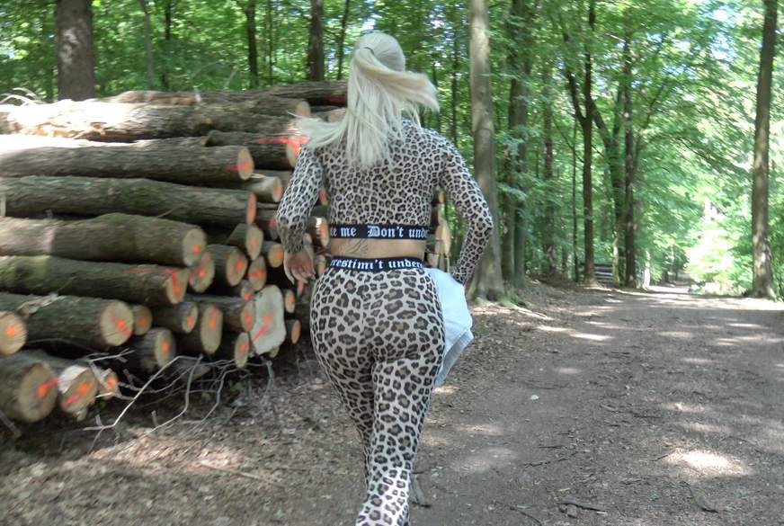 Mein geilster Outdoor F**k - Vom Spanner quer durch den Wald g*****t von Lara-CumKitten pic2