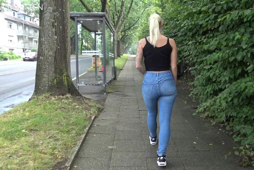 PUBLIC JEANS P**s EXTREM - zum greifen nah an der strasse von Lara-CumKitten pic1