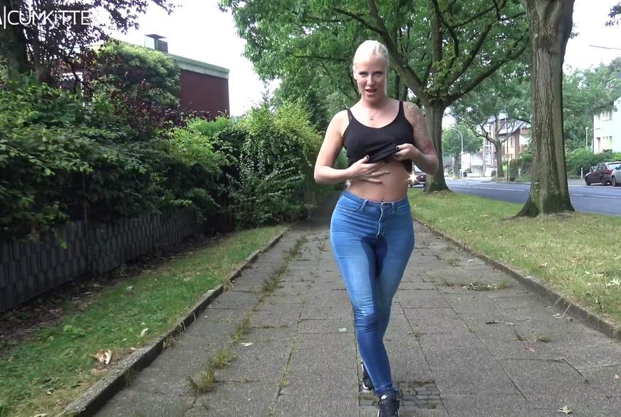 PUBLIC JEANS P**s EXTREM - zum greifen nah an der strasse von Lara-CumKitten pic4