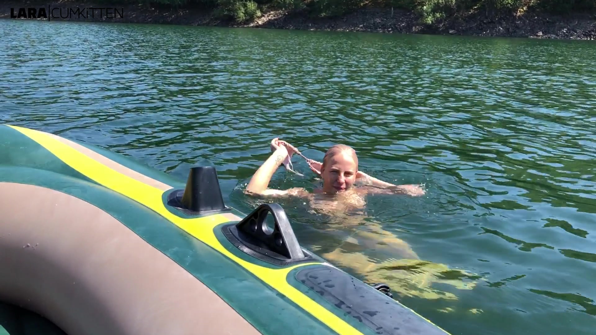 Bei dieser Hitzewelle im Moment hilft echt nur noch die Flucht an den geilen See. Mich machen die Sonnenstrahlen extrem geil und ich habe meine Begleitung im Schlauchboot so lange angeteasert bis ich meine ganz spezielle, spritzige Erfrischung von ihm bekommen habe. Nach dem Schwimmen klettere ich nämlich einfach mit nackten Brüsten zurück ins Boot. Mit gespreizten Beinen fingere ich mir vor seinen Augen meine nasse fickgeile Fotze public auf dem See und zeige ihm doggy meine Löcher bis er einen Ständer hat. Er zückt sein Smartphone und filmt im Schlauchboot amateurmäßig einfach alles - komplett ungeschminkt. Am Ende sprizt es ganz schön heftig aus ihm heraus, komplett über meine Titten bis in meine spermageile Schlampenfresse. Würdest du mich auch gern mal ungeschminkt in deinem Schlauchboot auf so eine spritzige Erfrischung einladen?