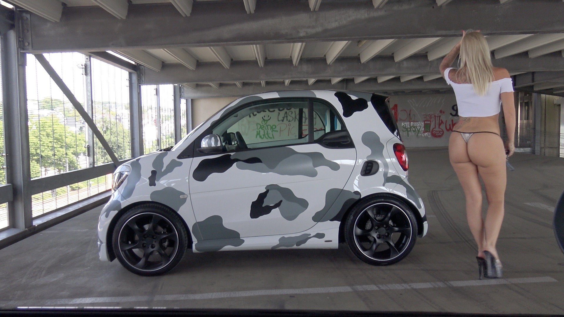 Ist dieses Outfit zu krass für die Öffentlichkeit?? Oder ist das okay im Sommer bei dieser Hitze? Der Typ staunt jedenfalls nicht schlecht, als ich neben ihm im Parkhaus einparke und halbnackt, nur im Micro String und knappem weißen Top bekleidet aussteige. Ich wackel mit meinem XXL Prallarsch durchs Parkhaus in Richtung Treppenhaus und er verfolgt mich. Ich spüre seine Blicke auf meiner Haut und ich sehe wie sich was in seiner Hose regt. Er sieht wie ich unter der Hitze leide und spüht mein weißes Top mit einer Wasserspritze nass. Meine Brüste zeichnen sich ab und ich bekomme Nippel. Wir können uns nun beide nicht mehr beherrschen, ich blase seinen Fickriemen ab bis er über mich herfällt. Er zieht nur meinen Micro String auf Seite, dringt in mich ein und knallt mich doggy durch bis meine Riesen-Kiste wackelt. Ich liebe es so spontan benutzt zu werden und als ich zum Orgasmus komme, fordere ich ihn auf mich vollzuspritzen. Wow ist das geil, der Cumshot ergießt sich über mei